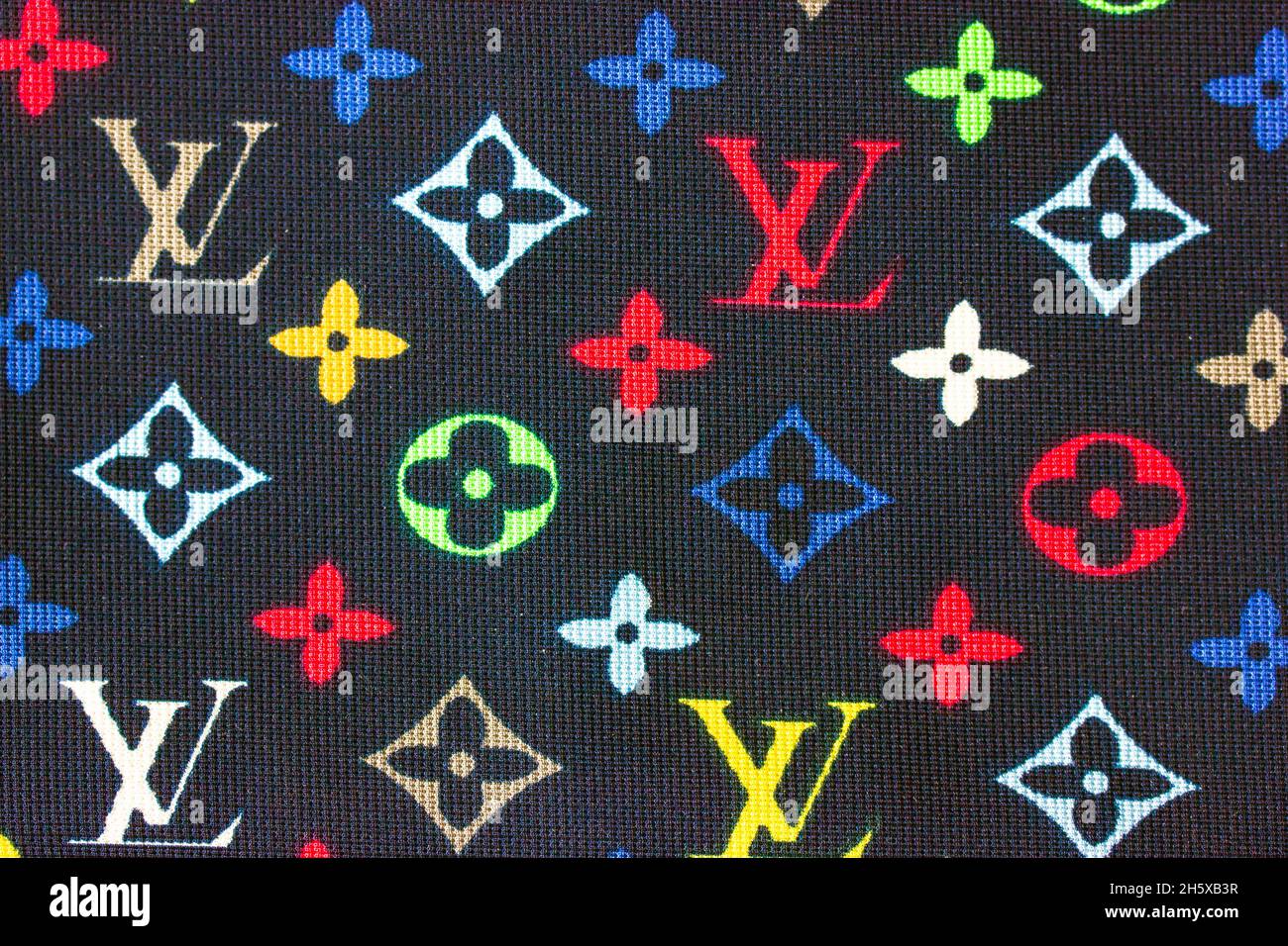 Kiev, Ukraine.3 mars 2020.Louis Vuitton célèbre monogramme.Logo multicolore imprimé sur un tissu noir synthétique tricoté.Les origines de la marque de luxe et Banque D'Images