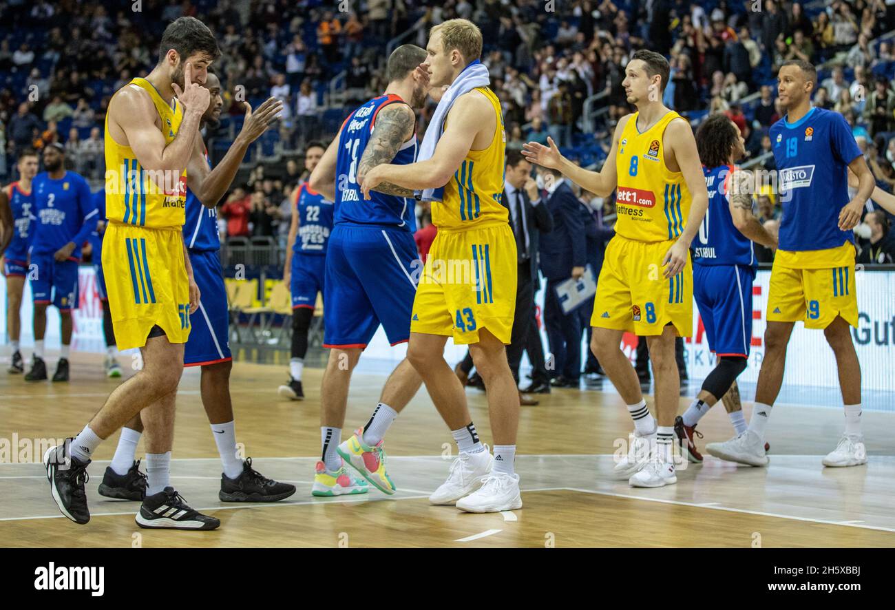Berlin, Allemagne.11 novembre 2021.Basket-ball: EuroLeague, Alba Berlin - Anadolu Efes Istanbul, main Round, Matchday 9, Mercedes-Benz Arena.Yovel Zoosman (l-r) d'Alba, Luke Sikma, Marcus Eriksson et Louis Olinde ont élevé cinq personnes avec l'équipe d'Istanbul.Credit: Andreas Gora/dpa/Alay Live News Banque D'Images