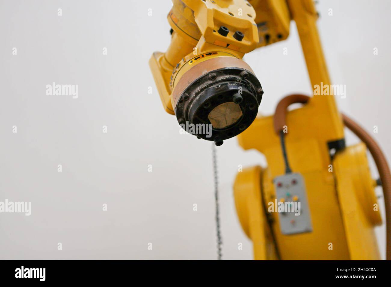 tête de travail robot jaune industriel. bras de technologie en usine. automatisation de la fabrication d'entreprise Banque D'Images