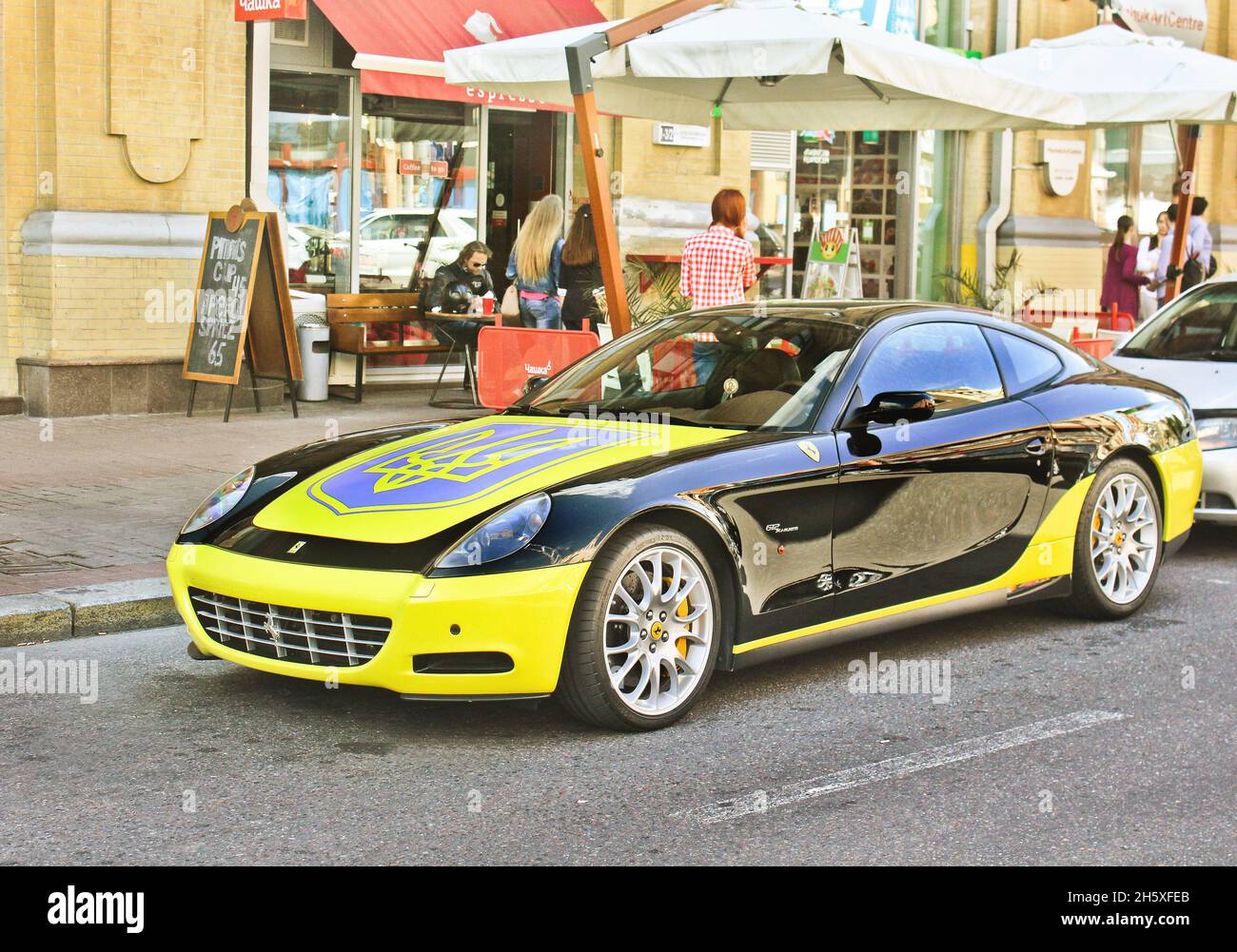 8 octobre 2015 - Kiev, Ukraine; Ferrari 612 Scaglietti avec un drapeau ukrainien Banque D'Images