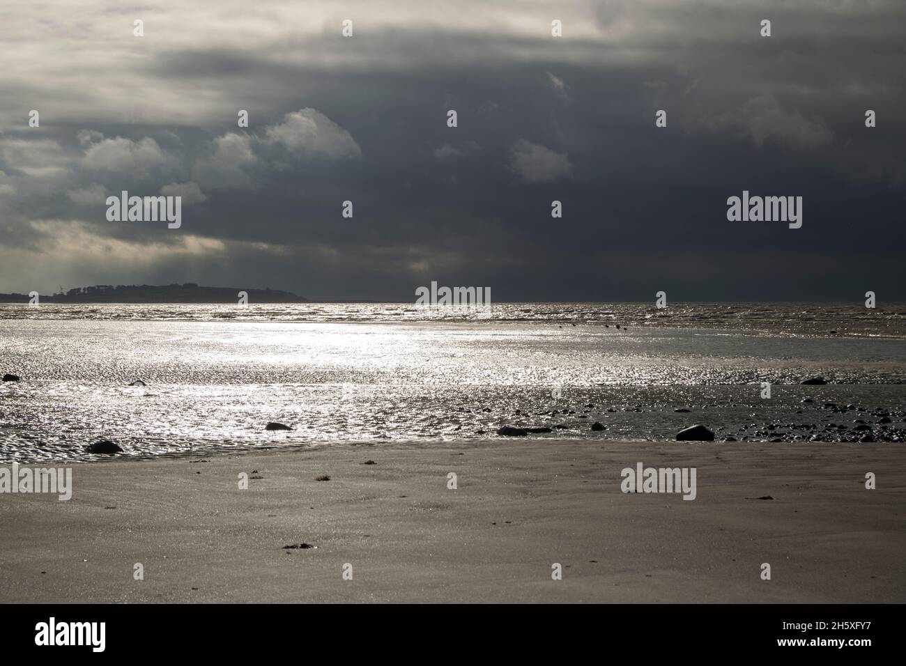 Lumière du soleil sur la mer sur la côte d'Allonby à Cumbria Banque D'Images
