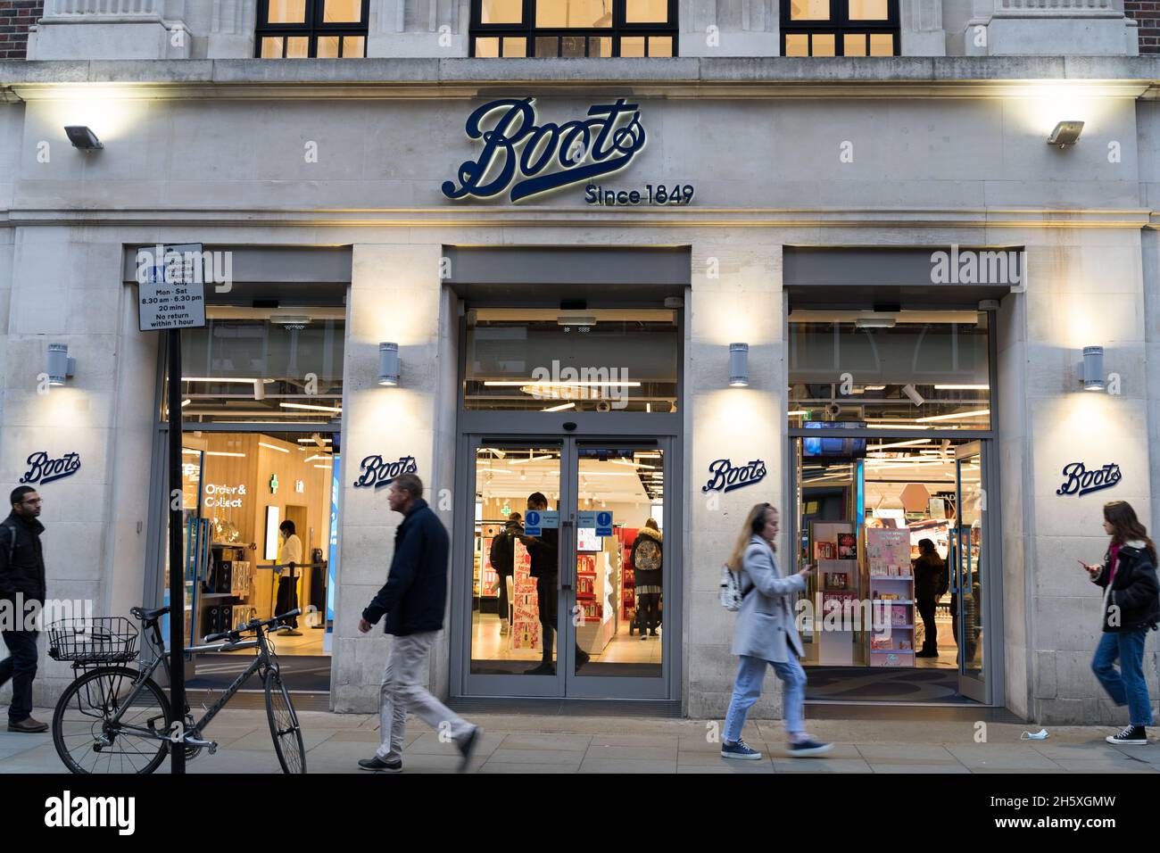 Les clients du magasin Boots à Covent Garden, Londres, Angleterre Banque D'Images
