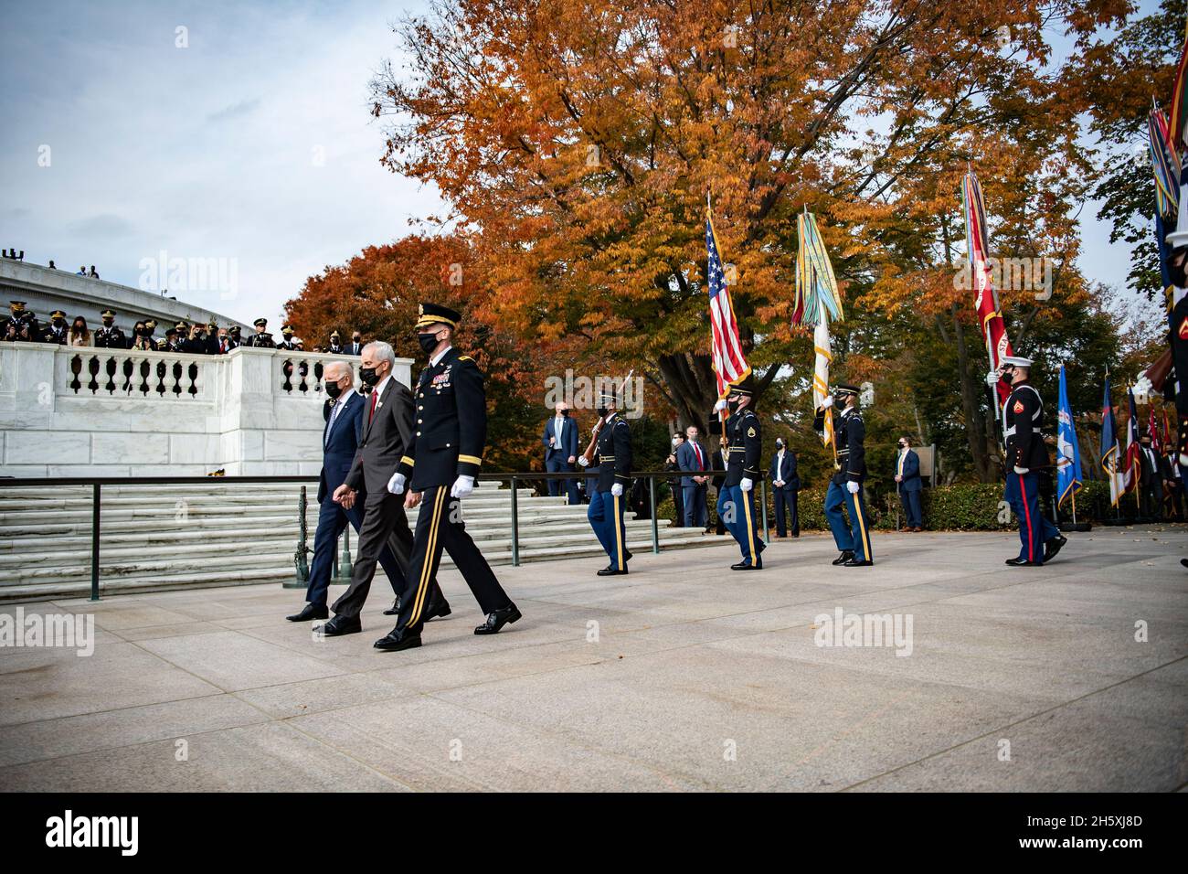 Arlington, États-Unis.11 novembre 2021.Arlington, États-Unis.11 novembre 2021.Le président américain Joe Biden, le secrétaire aux anciens combattants Denis McDonough, et le général de division Omar Jones IV, commandant général de la région du Capitole national, marchent sur la place de la tombe du soldat inconnu lors de la 68e célébration de la Journée nationale des anciens combattants au cimetière national d'Arlington le 11 novembre 2021 à Arlington, en Virginie.Crédit : Elizabeth Fraser/DOD photo/Alay Live News Banque D'Images