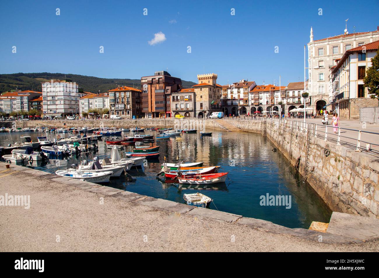 Bateaux dans le port au port espagnol et station balnéaire de Castro Urdiales Cantabria sur la côte de Cantabrique Espagne Banque D'Images