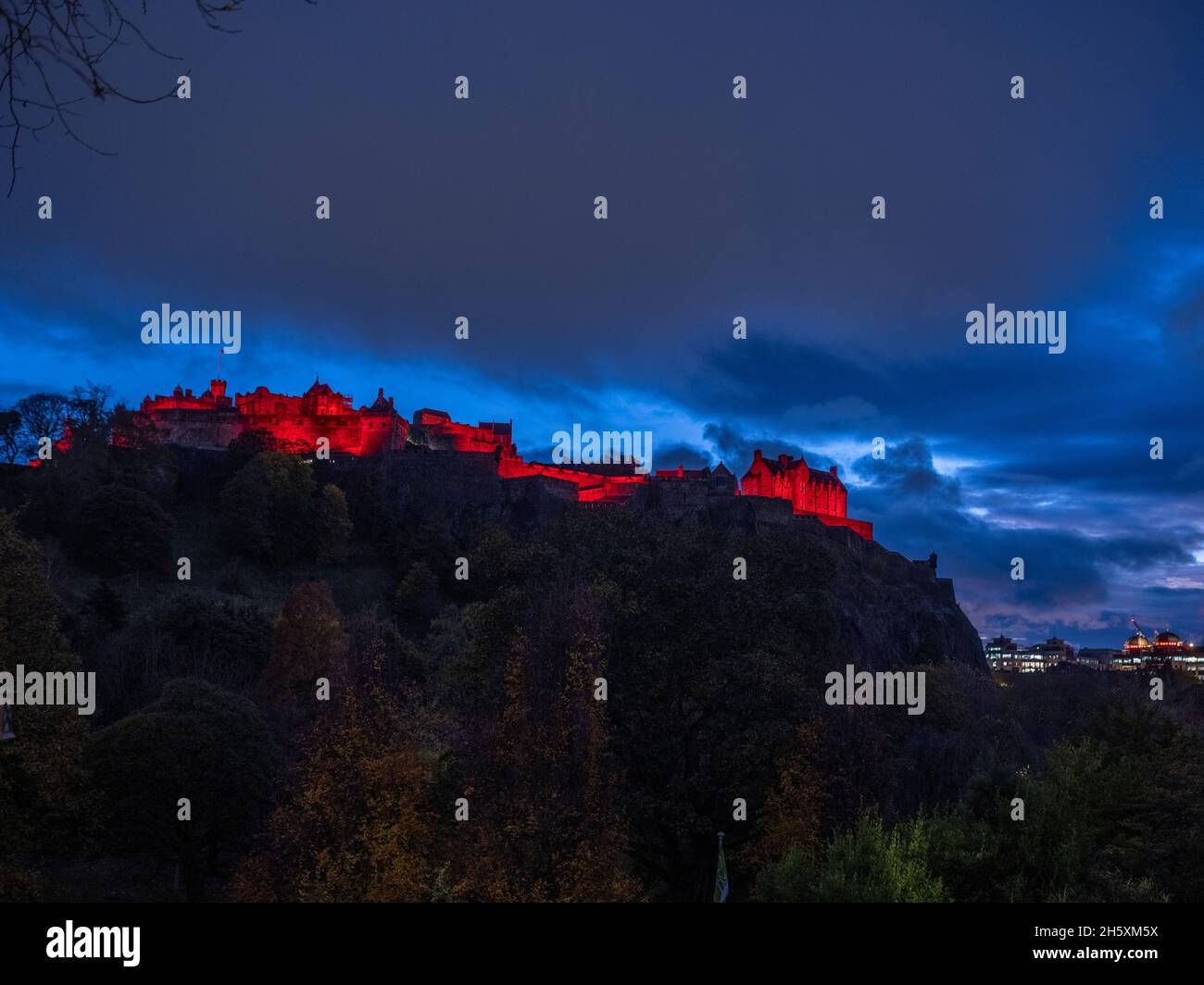 Château d'Édimbourg, Royaume-Uni.11 novembre 2021.Le château d'Édimbourg a été éclairé ce soir par une lumière rouge pour marquer le jour du souvenir le 11 novembre 2021, alors que les gens de tout le Royaume-Uni s'arrêtaient pour une période de silence à 11 heures pour se souvenir des victimes de la guerre.Crédit : phil wilkinson/Alay Live News Banque D'Images