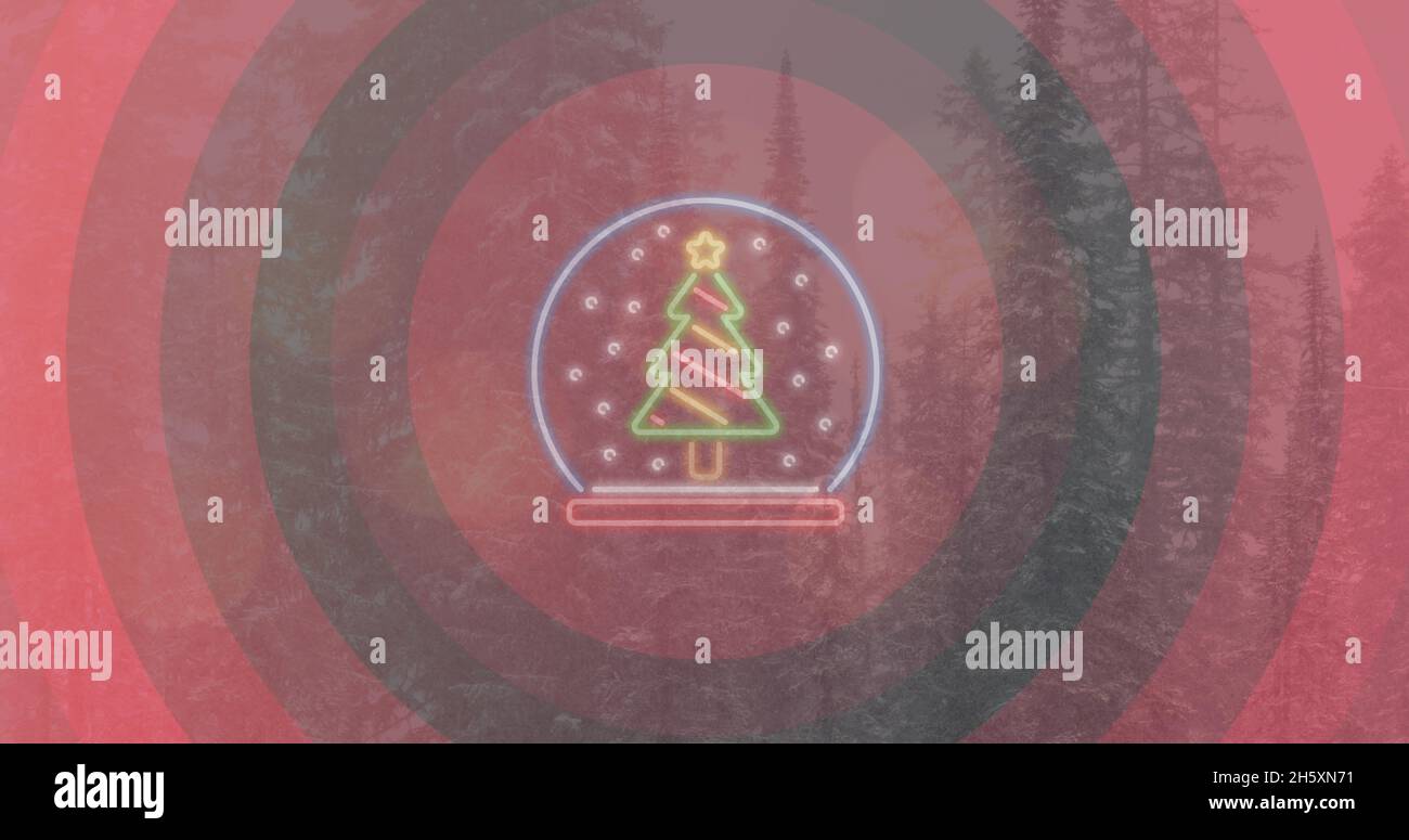Image d'un sapin de noël au néon sur un paysage d'hiver avec des arbres et des cercles rouges Banque D'Images