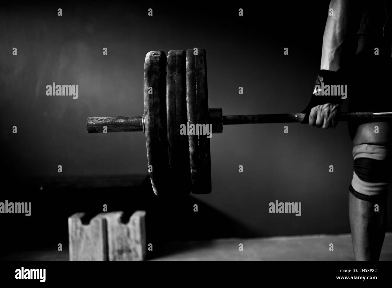 Homme pratiquant l'haltérophilie dans une salle de sport Crossfit Banque D'Images