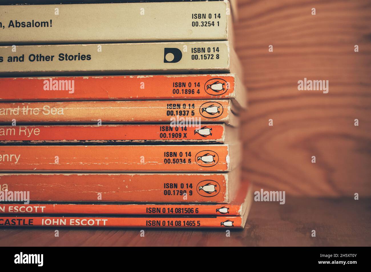 MADRID, ESPAGNE - 11 novembre 2021 : collection de vieux livres de pingouins sur étagère en bois.Livres de pingouins vintage dans une librairie. Banque D'Images