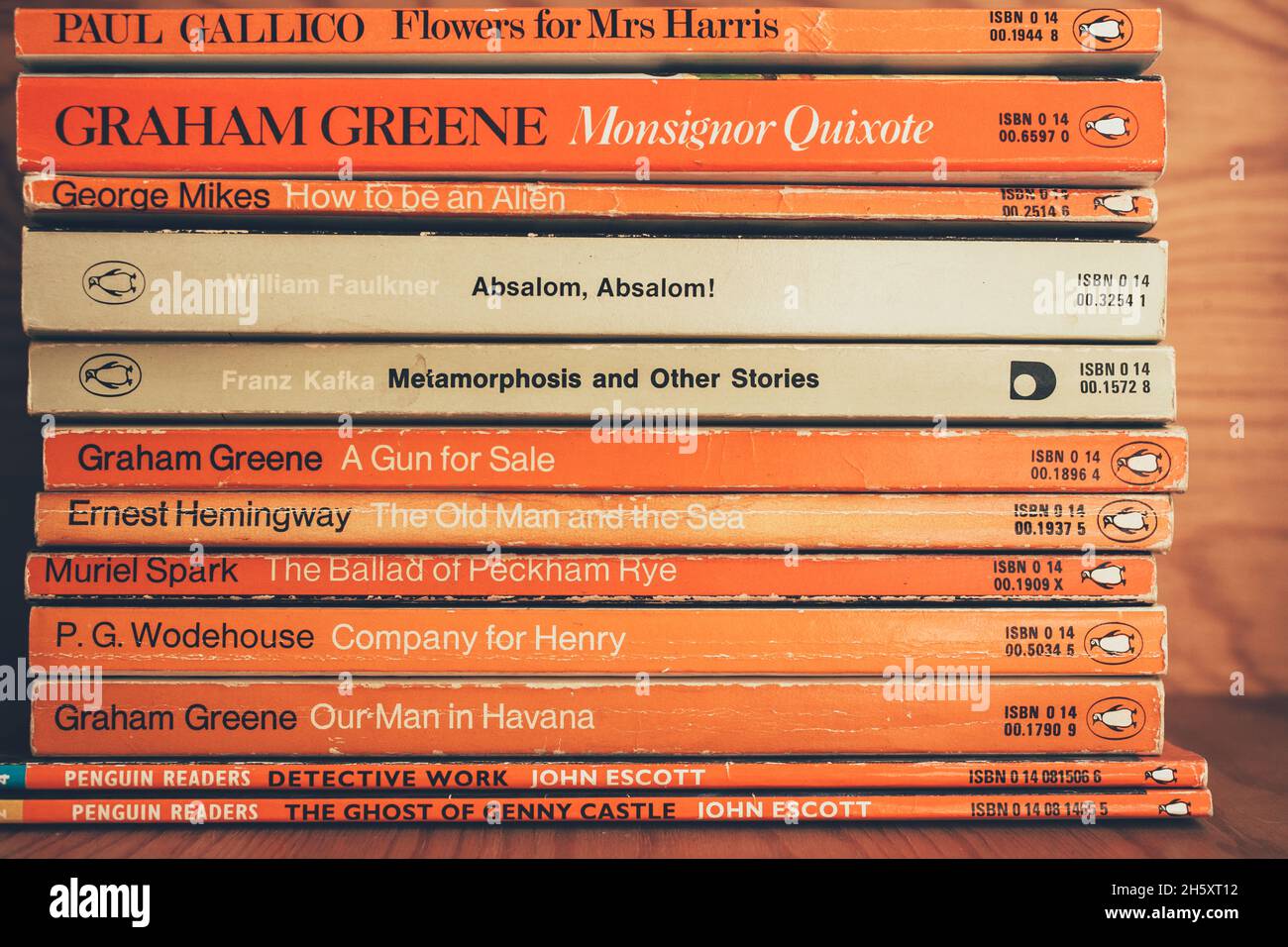 MADRID, ESPAGNE - 11 novembre 2021 : collection de vieux livres de pingouins sur étagère en bois.Livres de pingouins vintage dans une librairie. Banque D'Images