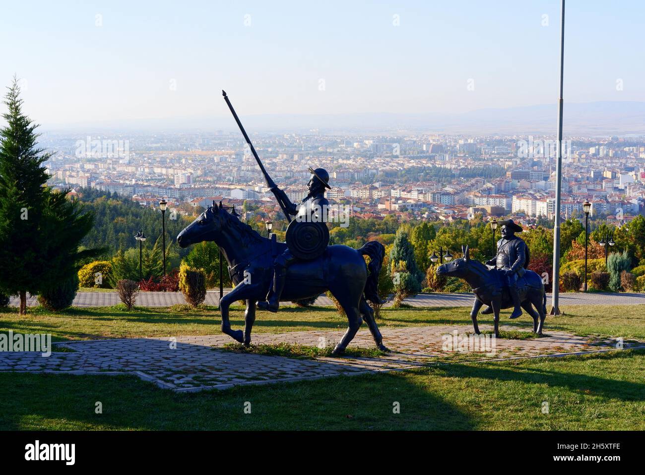 Statue de Don Quichotte et Sancho Panza en plein air au parc, par une journée ensoleillée à Eskisehir en Turquie Banque D'Images