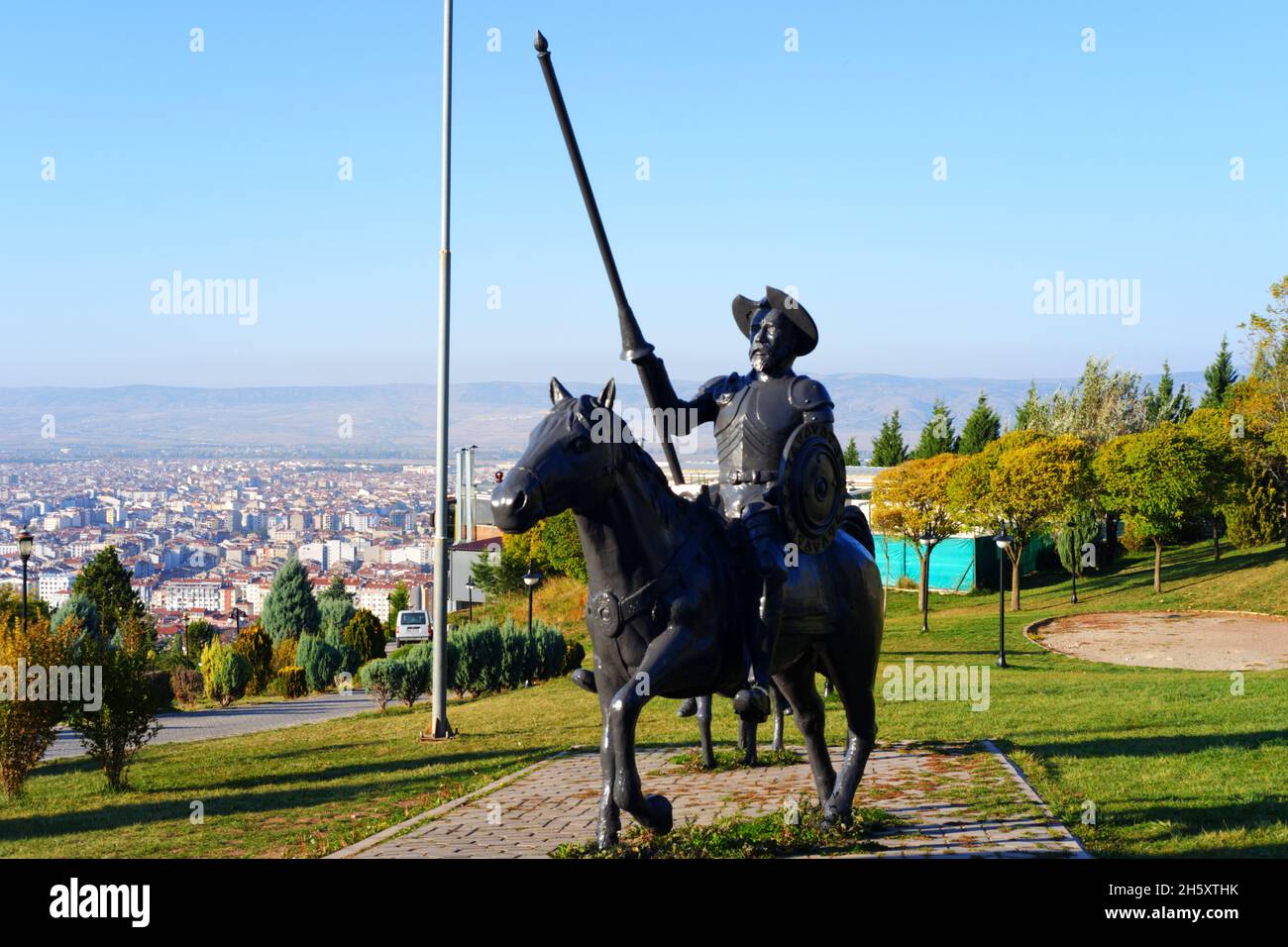 Statue de Don Quichotte tenant une lance et à cheval en plein air au parc par une journée ensoleillée Banque D'Images