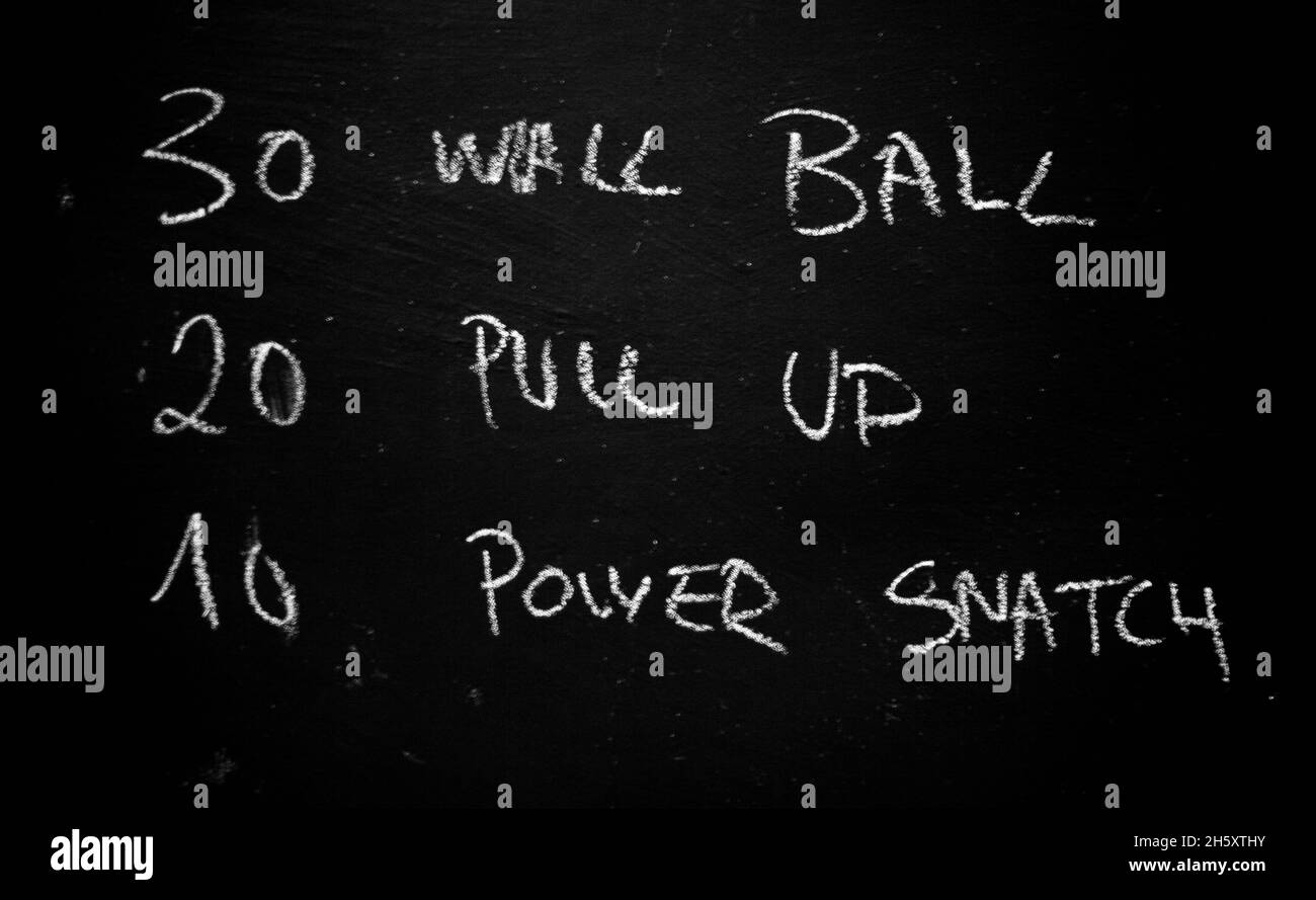 Entraînement de la journée sur un tableau noir dans une salle de gym, WOD Banque D'Images