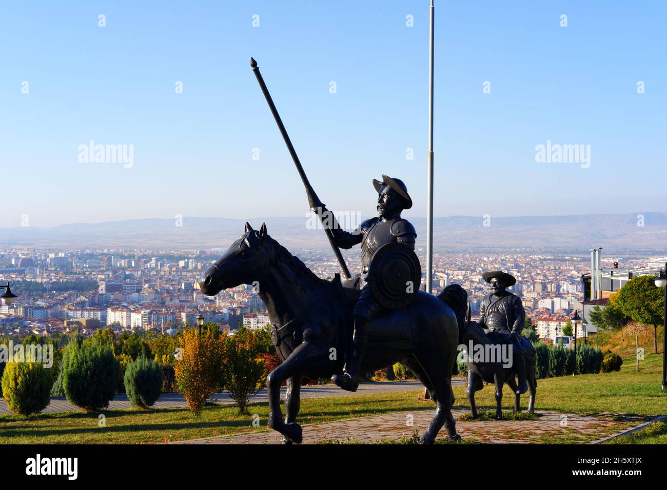 Statue de Don Quichotte et Sancho Panza en plein air au parc par une journée ensoleillée Banque D'Images