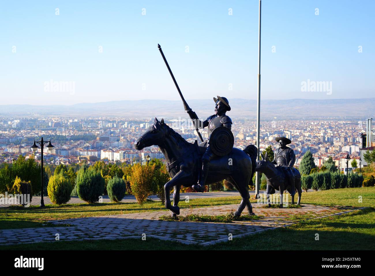 Statue de Don Quichotte et Sancho Panza en plein air au parc, par une journée ensoleillée à Eskisehir en Turquie Banque D'Images