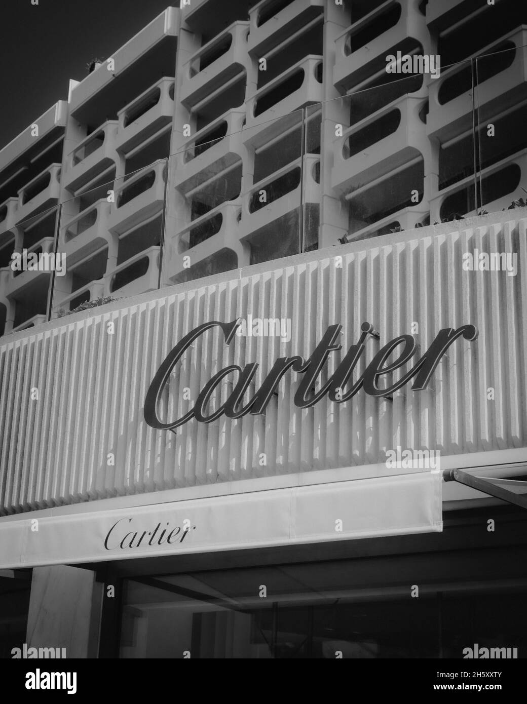 CANNES, FRANCE - 18 août 2021 : une photo en échelle de gris de l'entrée du magasin de luxe Cartier sur le boulevard Cannes en France Banque D'Images