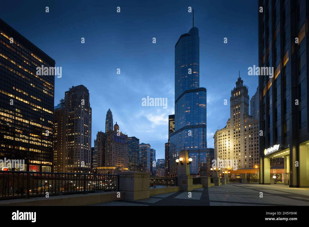 Vue sur le centre-ville de Chicago sur la rivière. Banque D'Images