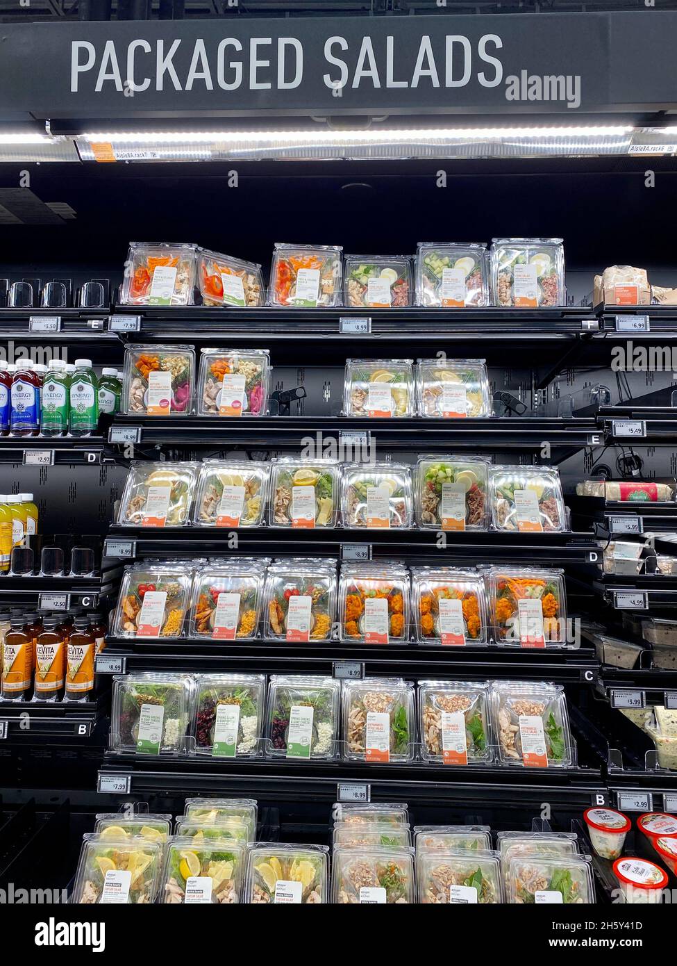 Section réfrigérée des salades conditionnées pour une utilisation pratique dans le magasin Amazon Fresh. Banque D'Images