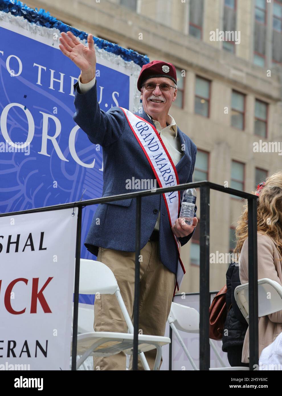 Fifth Avenue, New York, États-Unis, le 11 novembre 2021 - le Grand maréchal est un vétéran de la Force aérienne américaine, Kevin Carrick, ainsi que des milliers de manifestants ont participé aujourd'hui à la parade de la fête des anciens combattants 2021 à la Cinquième Avenue, à New York.Photo: Crédit PHOTO Luiz Rampelotto/EuropaNewswire OBLIGATOIRE.Credit: dpa Picture Alliance/Alay Live News Banque D'Images