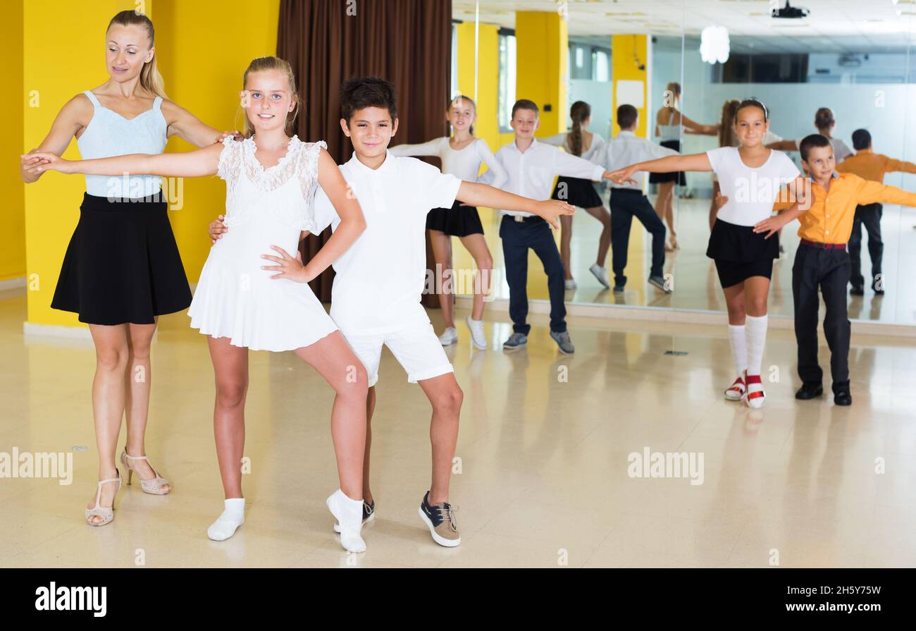 Enfants en cours de danse Banque D'Images