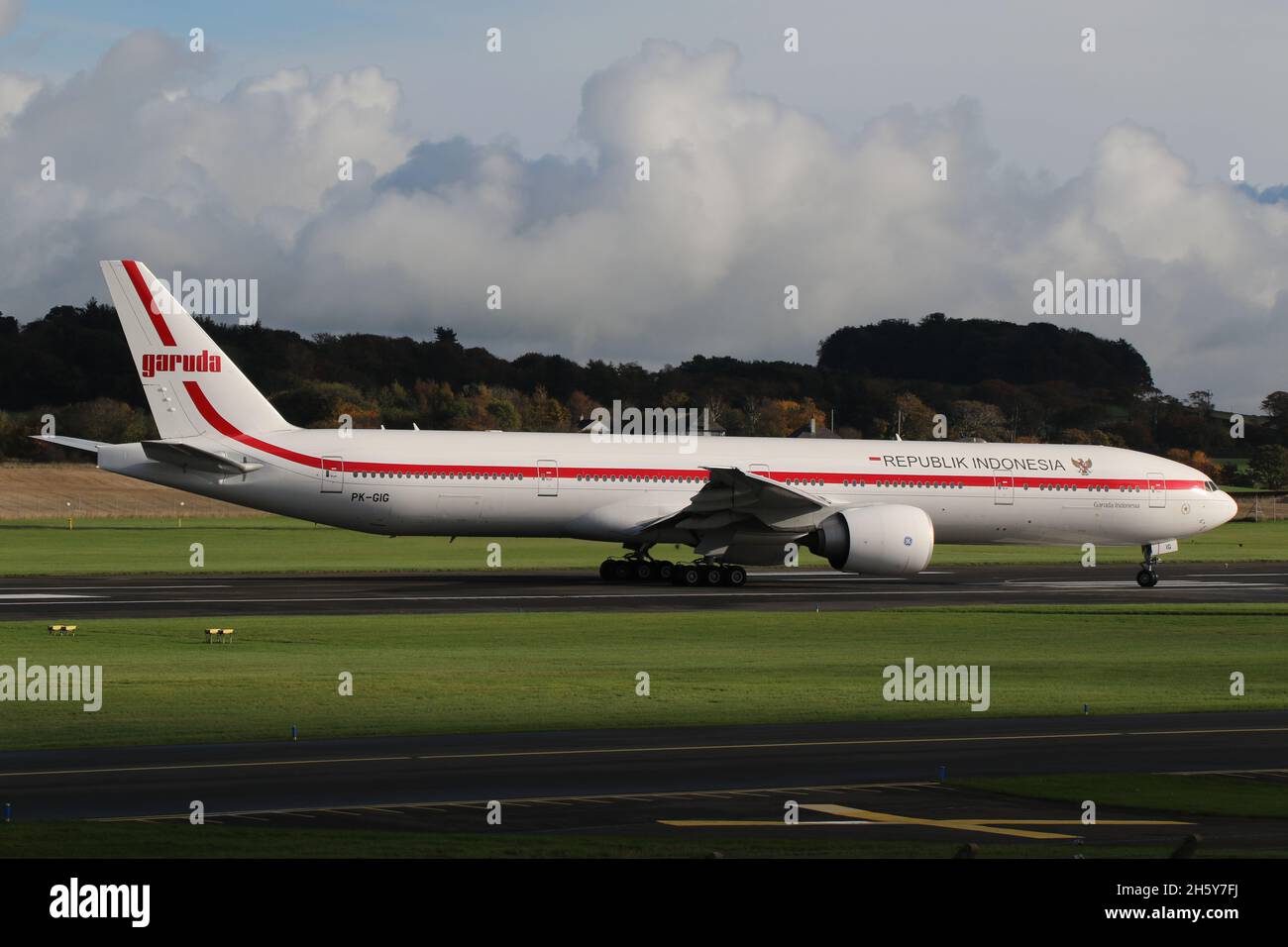 PK-GIG, un Boeing 777-3U3ER exploité par Garuda Indonesia, au départ de l'aéroport international de Prestwick à Ayrshire, en Écosse.L'avion était en Écosse pour amener les délégués indonésiens au sommet de la COP26 sur le changement climatique qui se tenait à Glasgow, à proximité. Banque D'Images