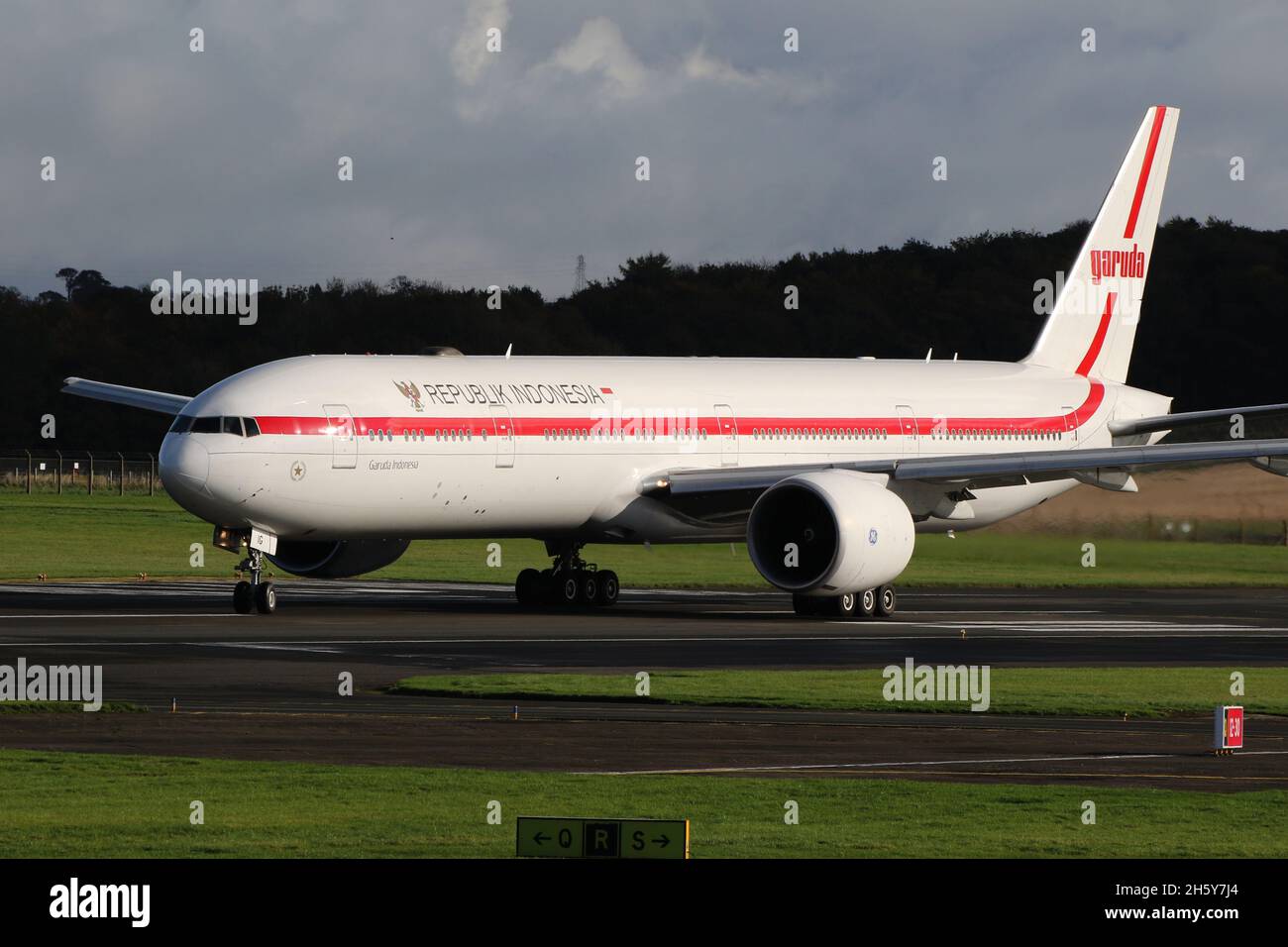 PK-GIG, un Boeing 777-3U3ER exploité par Garuda Indonesia, au départ de l'aéroport international de Prestwick à Ayrshire, en Écosse.L'avion était en Écosse pour amener les délégués indonésiens au sommet de la COP26 sur le changement climatique qui se tenait à Glasgow, à proximité. Banque D'Images