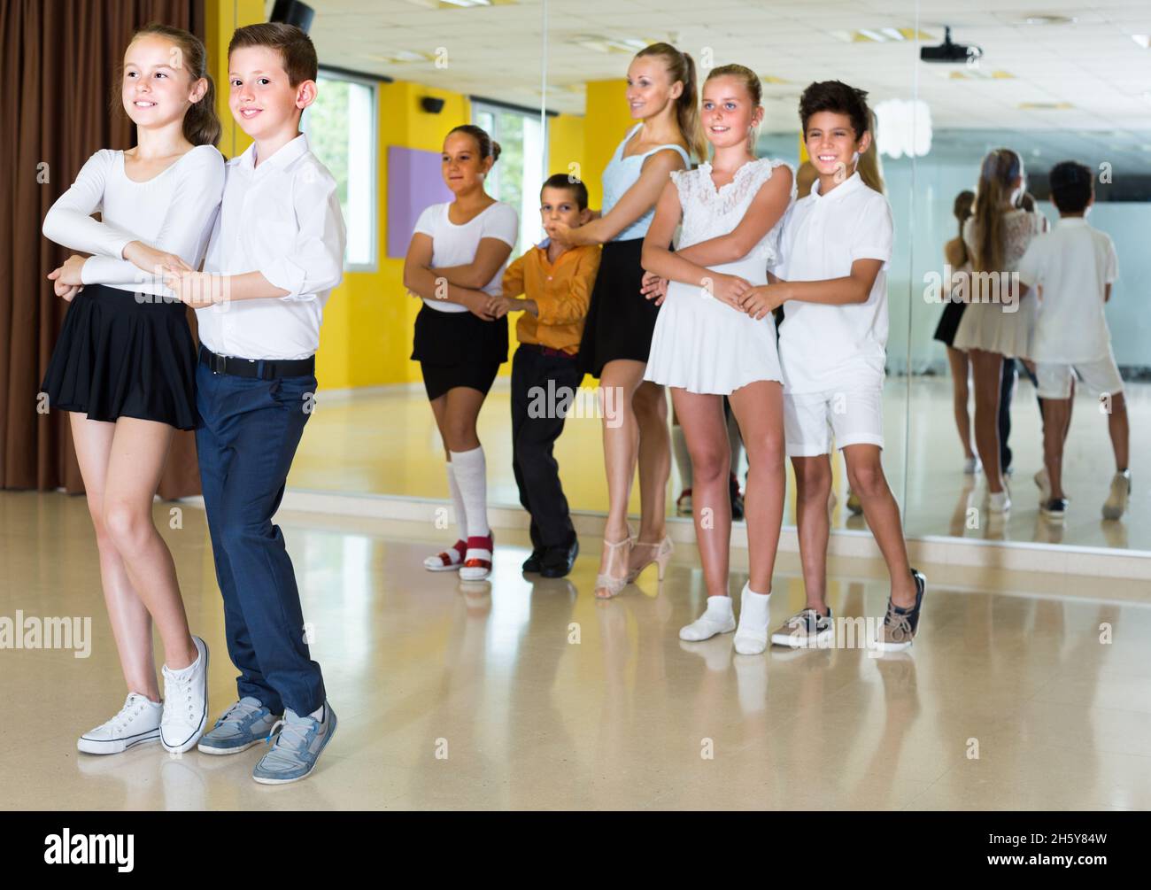Les enfants dansent en binôme Banque D'Images