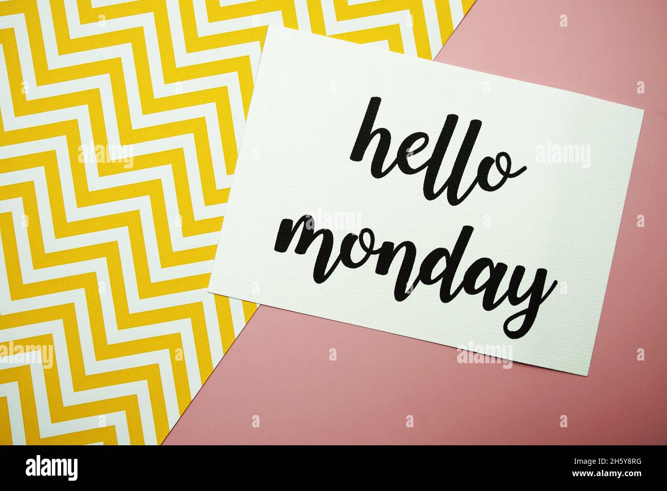 Texte typographique de la carte Hello Monday sur fond rose Banque D'Images