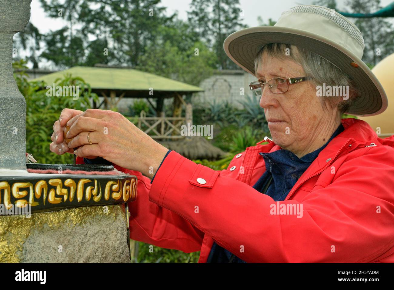 Expositions équatoriales, Ciudad mitad del Mundo, équilibrant un oeuf sur un clou, Museo de Sitio Intinan, paroisse de San Antonio, canton de Quito, Equateur Banque D'Images