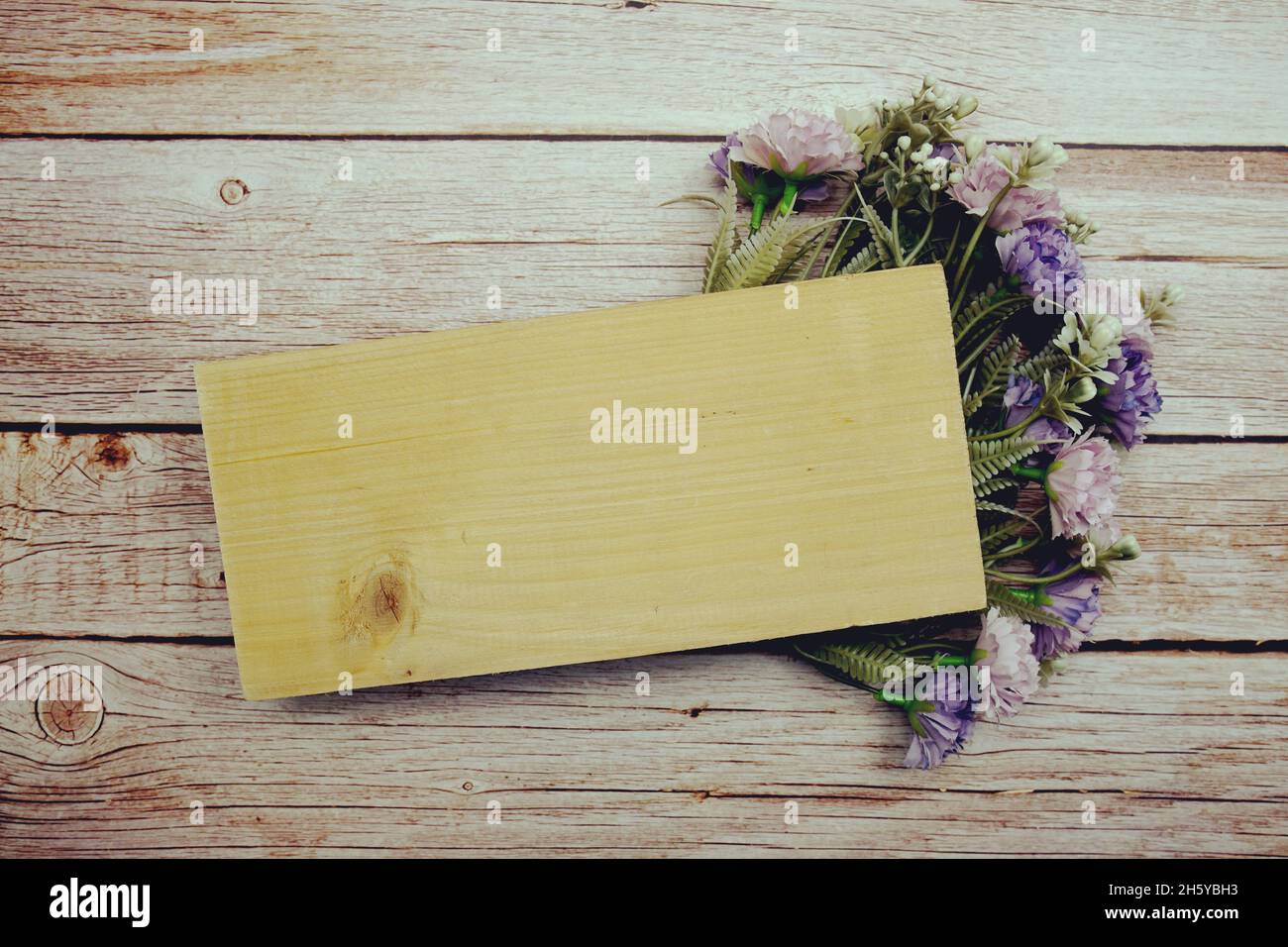 Cadre de fleurs avec bannière en bois pour le texte sur fond en bois Banque D'Images