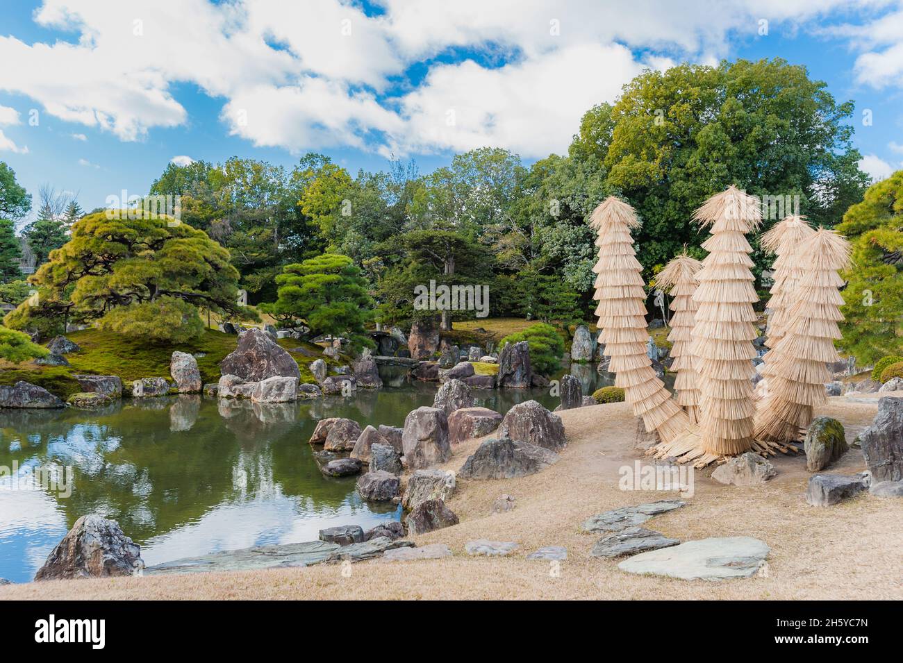 De belles structures artistiques en paille ornent les dessins spectaculaires et formels des jardins impériaux du château de Nijo à Kyoto, au Japon. Banque D'Images