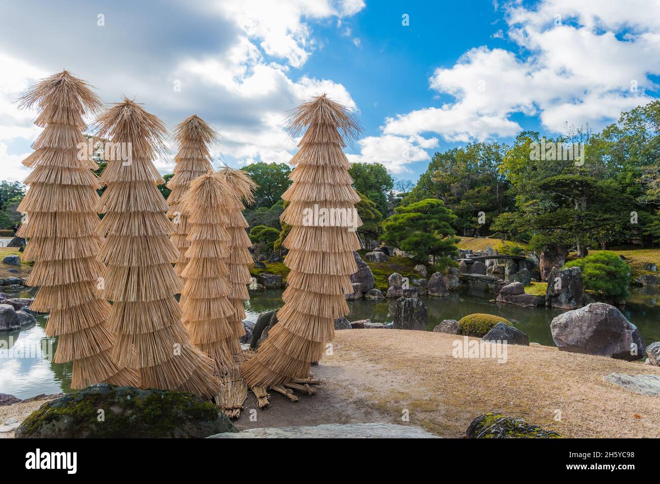 Deux femmes touristes se posant de retour sur le chemin qui mène au-delà de l'un des magnifiques jardins architecturaux du château de Nijo, Kyoto, Japon. Banque D'Images