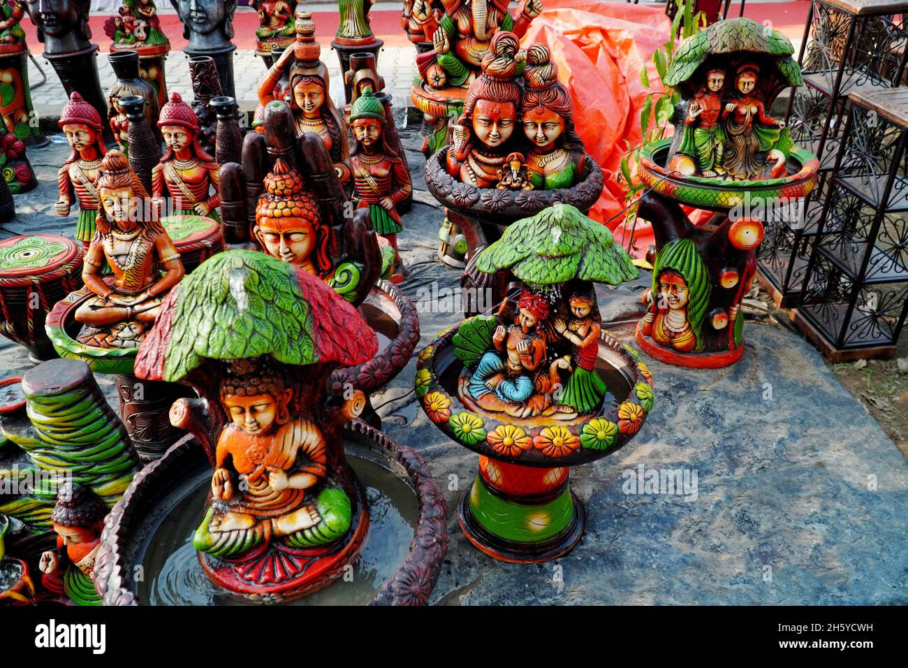 Arroseurs d'eau en boue à vendre à Hunar Haat 2021, Rampur, Uttar Pradesh, Inde Banque D'Images