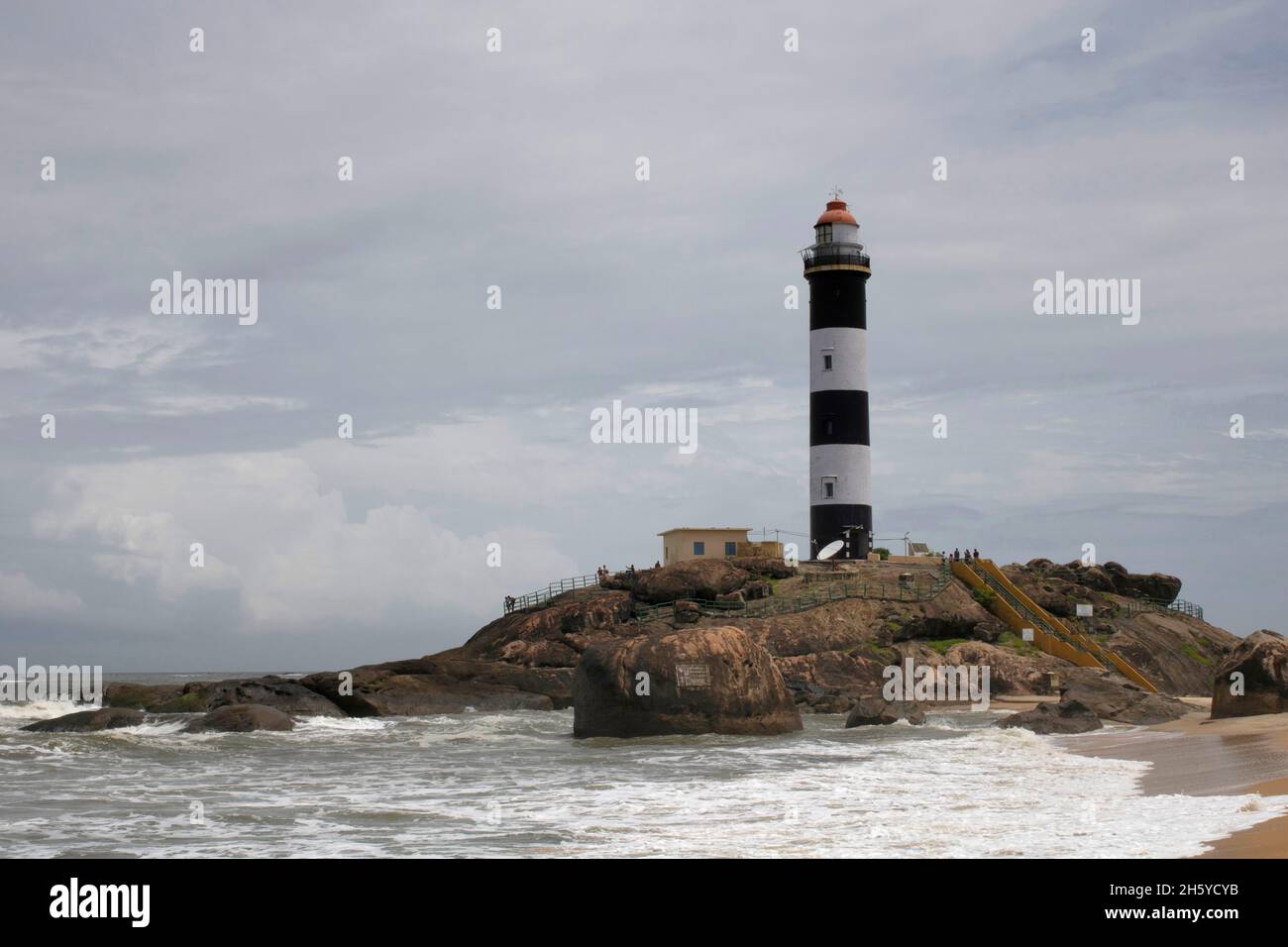 La plage et le phare de Kapu ont été construits en 1901.Le phare de Kapu mesure 27 mètres.Construit sur un rocher , Mangalore, Inde Banque D'Images