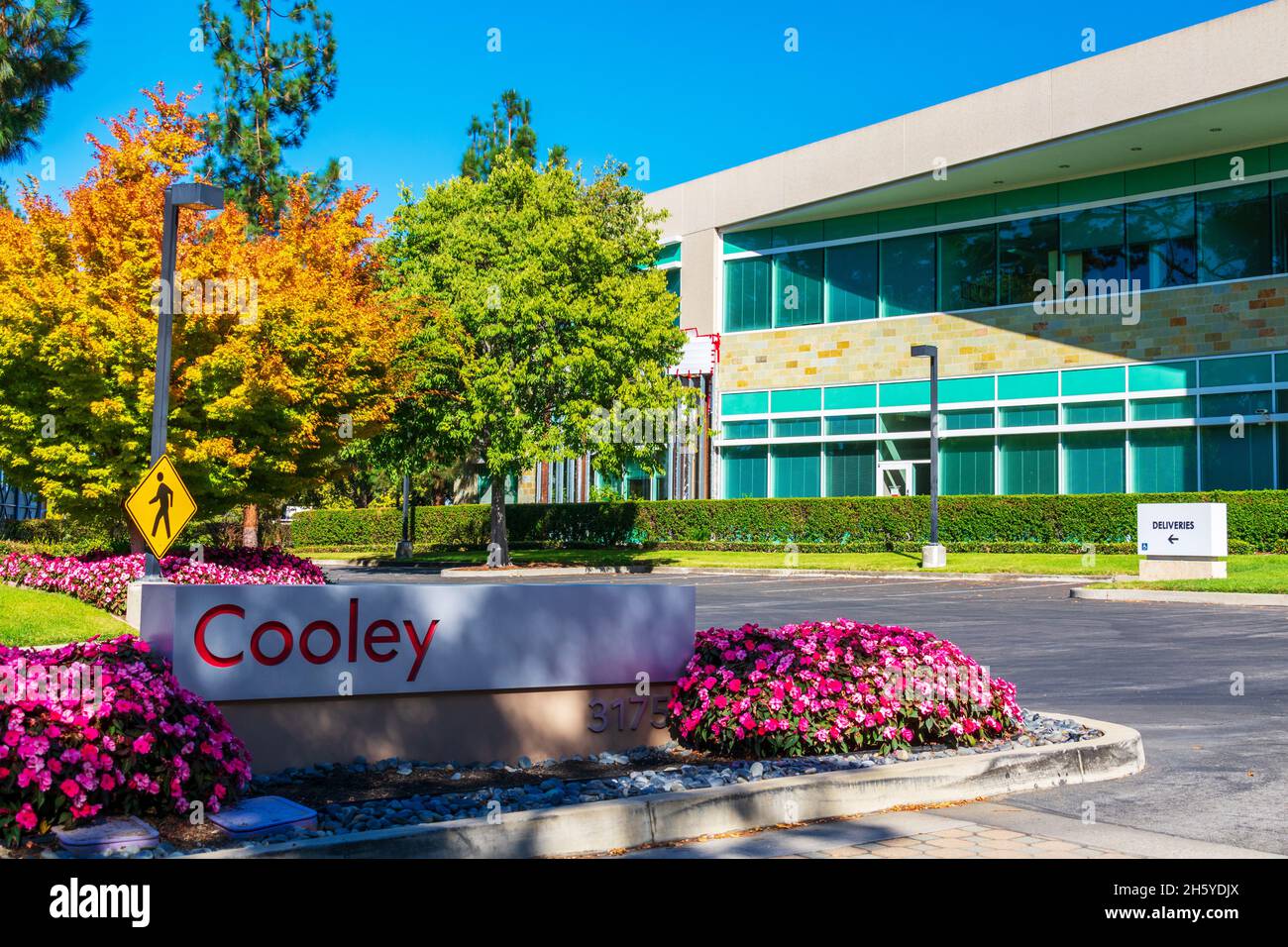 Cooley signe, logo au siège d'un cabinet d'avocats international américain Cooley LLP - Palo Alto, Californie, Etats-Unis - 2021 Banque D'Images