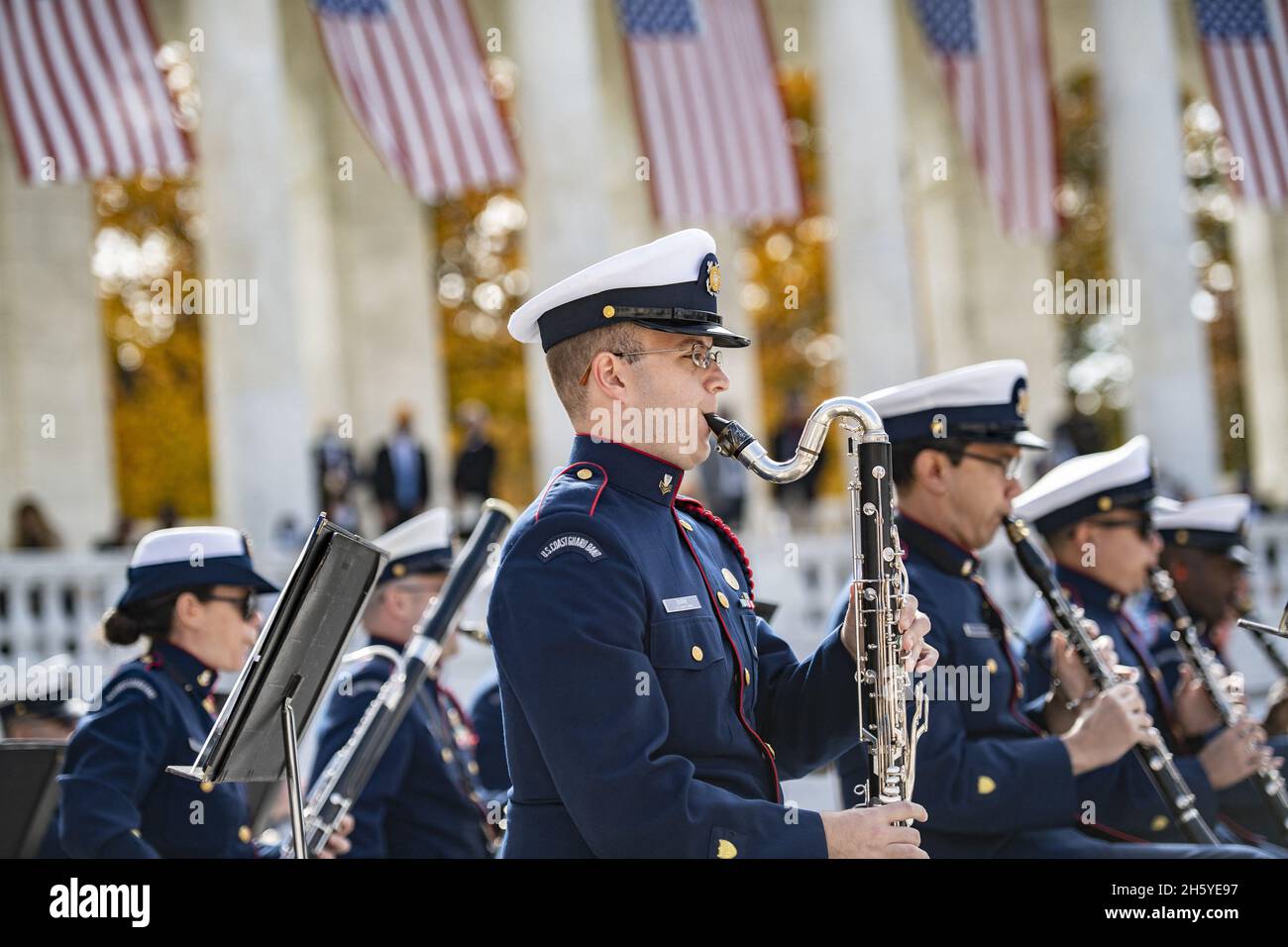 Arlington, États-Unis.11 novembre 2021.La bande de la Garde côtière des États-Unis se produit lors de la 68e journée nationale des anciens combattants dans l'amphithéâtre commémoratif du cimetière national d'Arlington, Arlington, va, USA, le 11 novembre,2021. Photo par Elizabeth Fraser/US Army via CNP/ABACAPRESS.COM crédit: Abaca Press/Alay Live News Banque D'Images