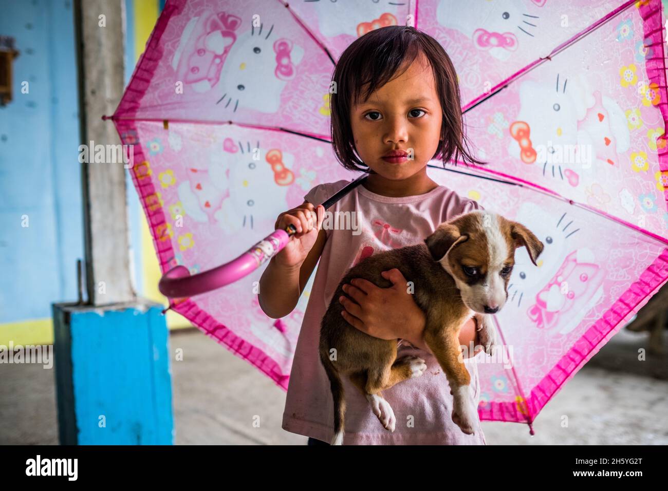 Juillet 2017.Zephorah Gomas et son chiot.Imugan, Nueva Vizcaya, Philippines. Banque D'Images