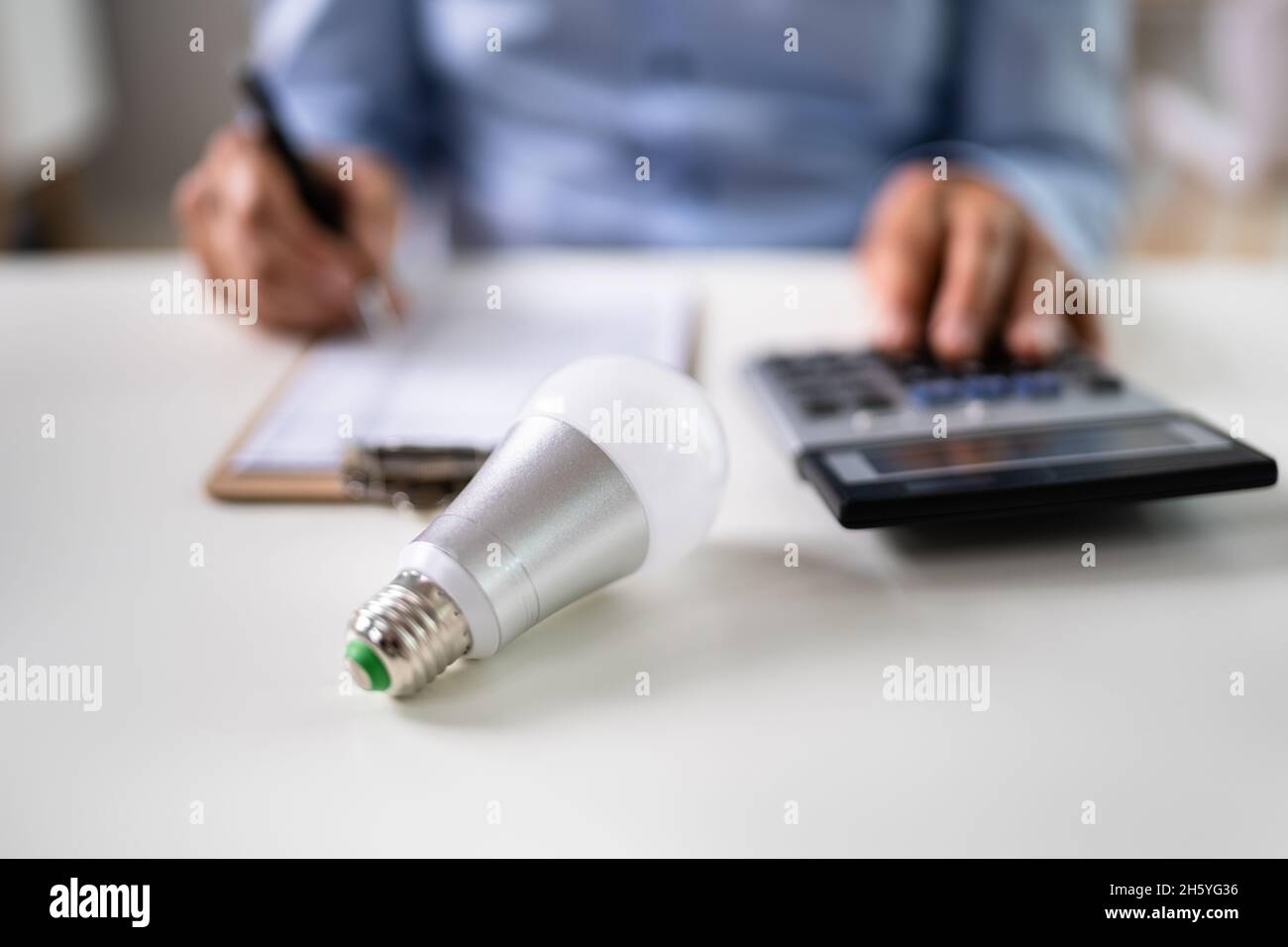 Calculateur de financement des ampoules et économies d'argent Banque D'Images