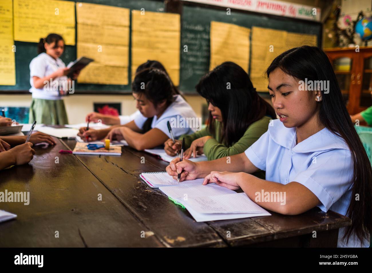 Juillet 2017.Étudiants à l'Académie Kalahan, un programme de la Fondation d'éducation Kalahan (KEF).L'école attire des étudiants de toute la région pour sa combinaison d'une éducation de qualité et de valeurs chrétiennes.L'éducation fournit également des alternatives aux livilihottes traditionnelles basées sur la récolte de la forêt.Imugan, Nueva Vizcaya, Philippines. Banque D'Images