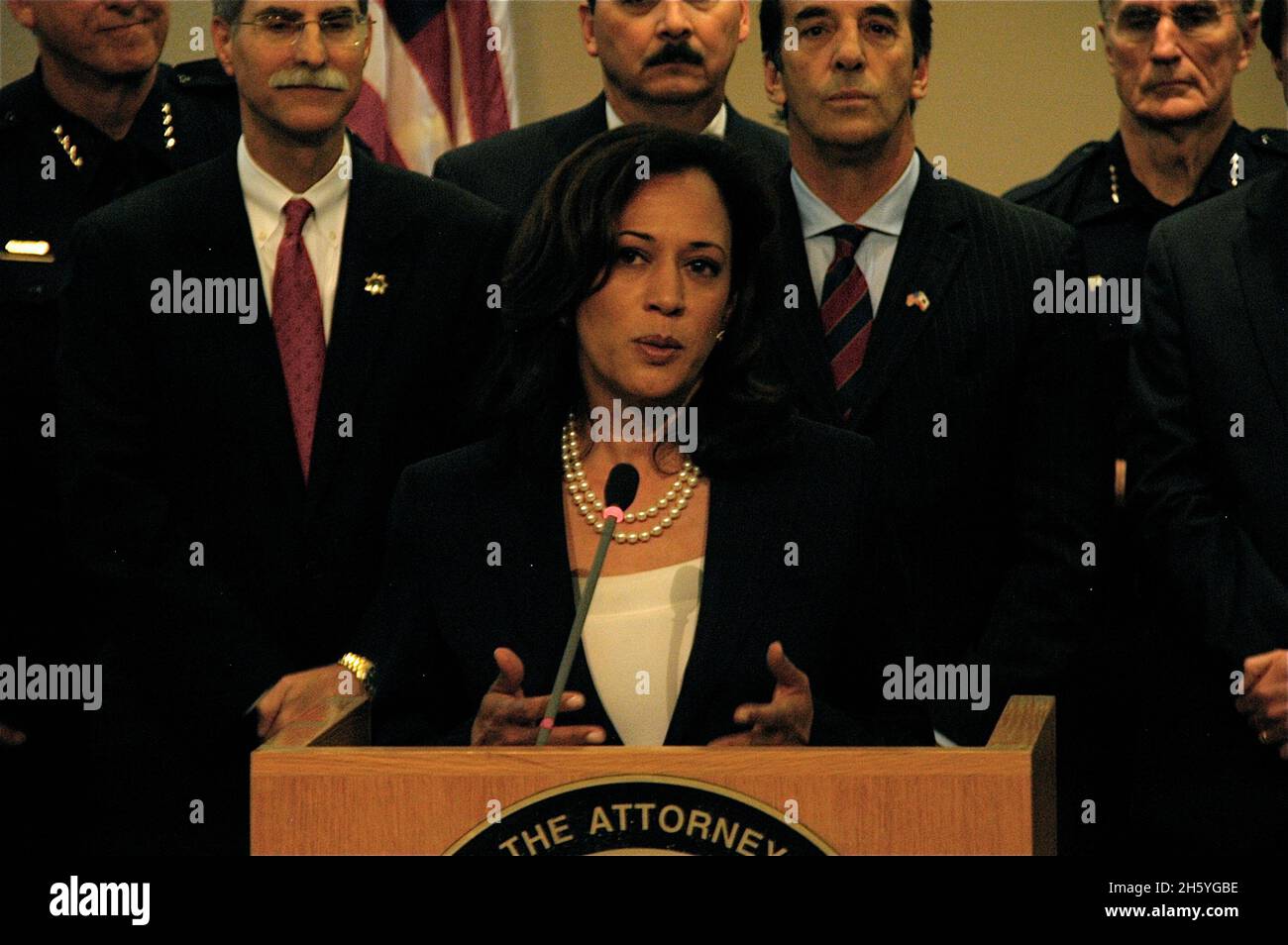Le procureur général Kamala Harris annonce la conclusion de l'opération Red zone, au cours de laquelle 16 organismes locaux, d'État et fédéraux ont arrêté 101 membres de gangs dans les comtés de Madera et Merced ca.7 juin 2014 Banque D'Images