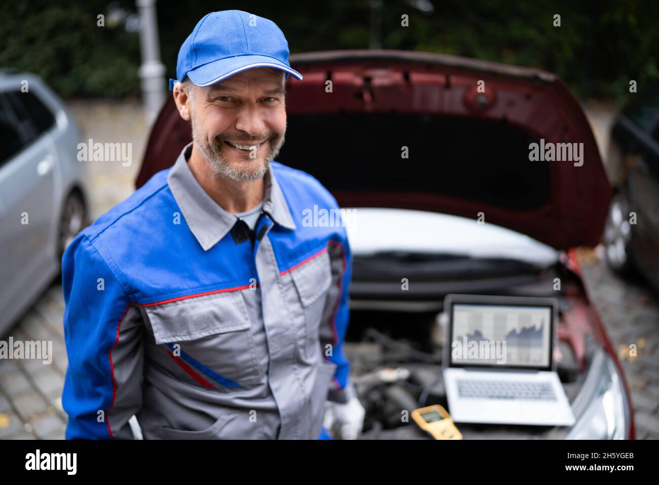 Service de diagnostic automobile et réparation électronique par un mécanicien Banque D'Images