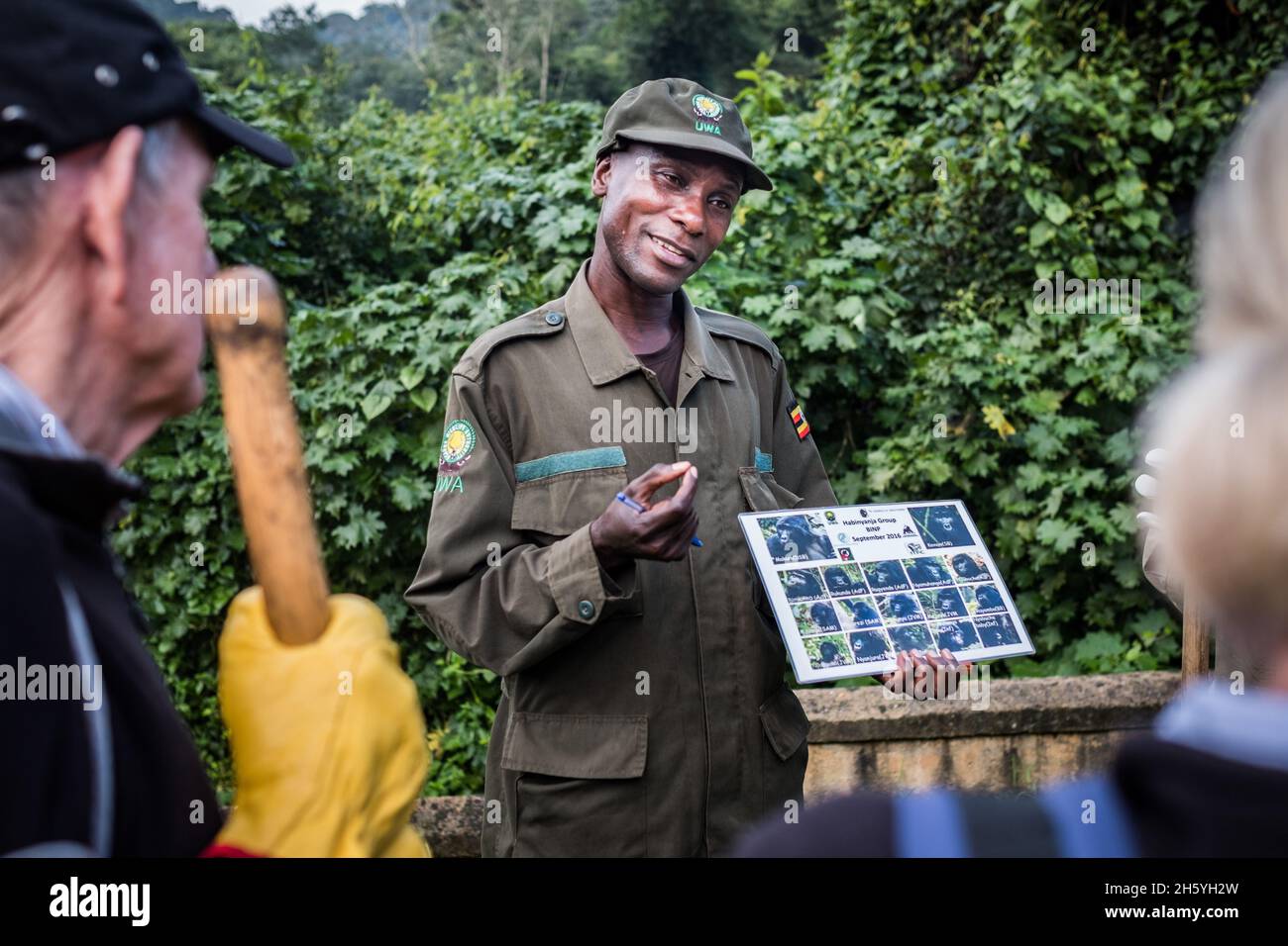 Septembre 2017.David Agenya, Ranger principal au parc national impénétrable de Bwindi Buhoma Head Quarters, informe les touristes avant la visite quotidienne de suivi des gorilles.Buhoma, Ouganda. Banque D'Images