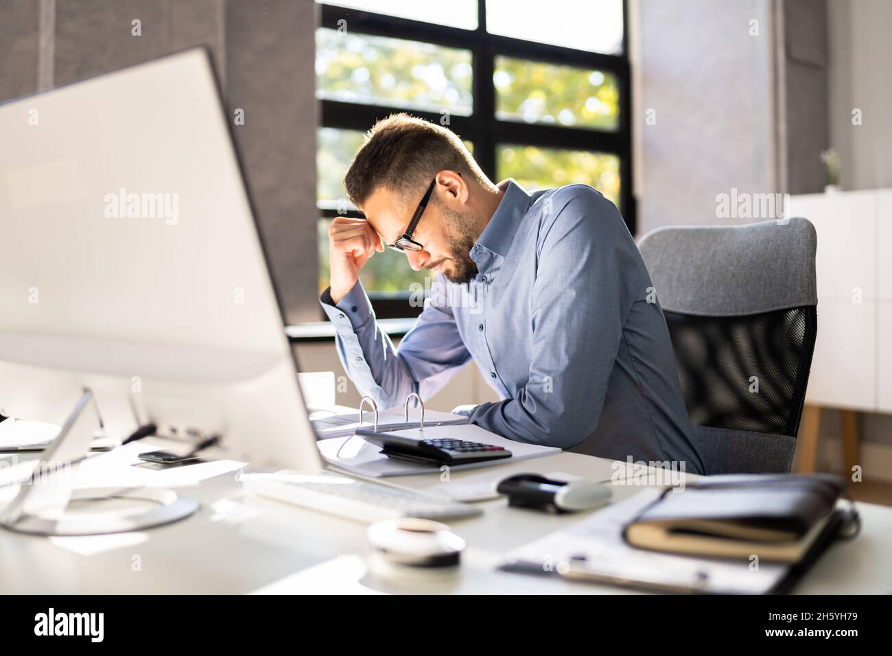 Comptable en entreprise stressé et fatigué Mano.Travailleur triste paresseux Banque D'Images