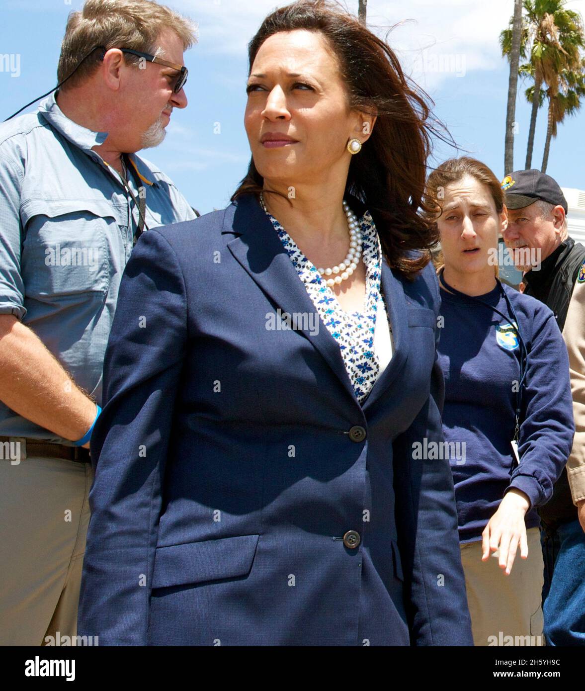 Le procureur général Kamala Harris visite les efforts de nettoyage de la plage d'État de Refugio et des environs touchés par le déversement d'hydrocarbures du 19 mai.4 juin 2015 Banque D'Images