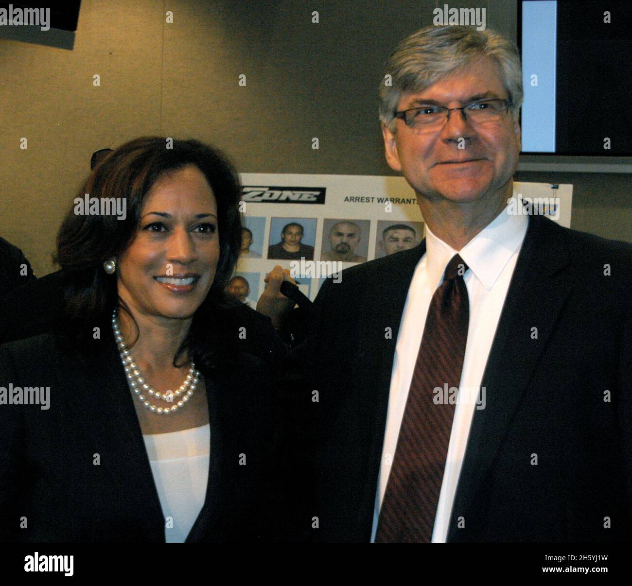 Le procureur général Kamala Harris annonce la conclusion de l'opération Red zone, au cours de laquelle 16 organismes locaux, d'État et fédéraux ont arrêté 101 membres de gangs dans les comtés de Madera et Merced ca.2011-2014 Banque D'Images