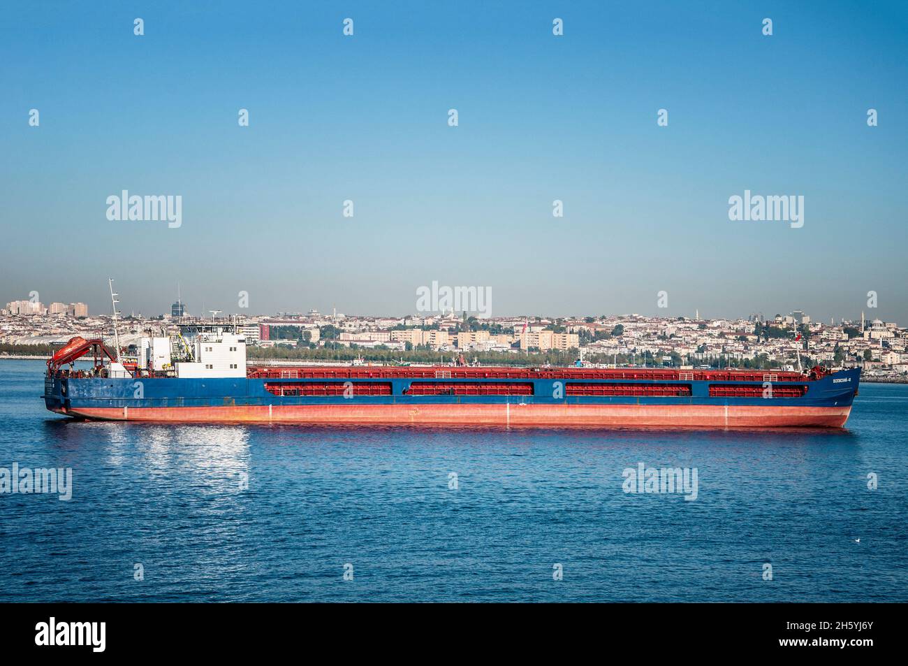 ISTANBUL, TURQUIE.26 SEPTEMBRE 2021.Navire solitaire dans un port.Coucher de soleil sur la mer Noire Banque D'Images