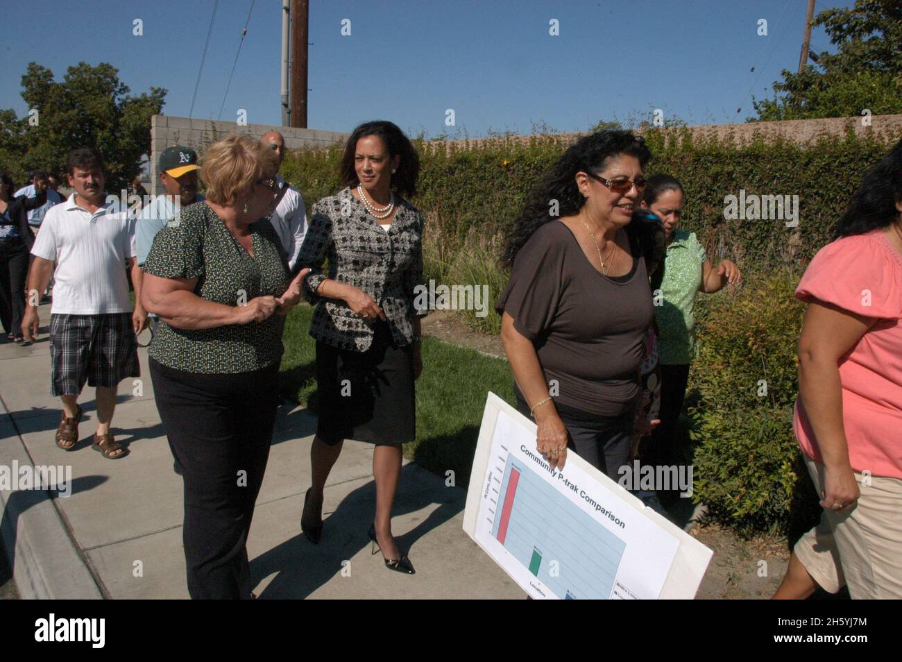 Le procureur général Kamala Harris visite Mira Loma et annonce l'intention de son bureau de se joindre à une action en justice visant à protéger la santé publique Banque D'Images