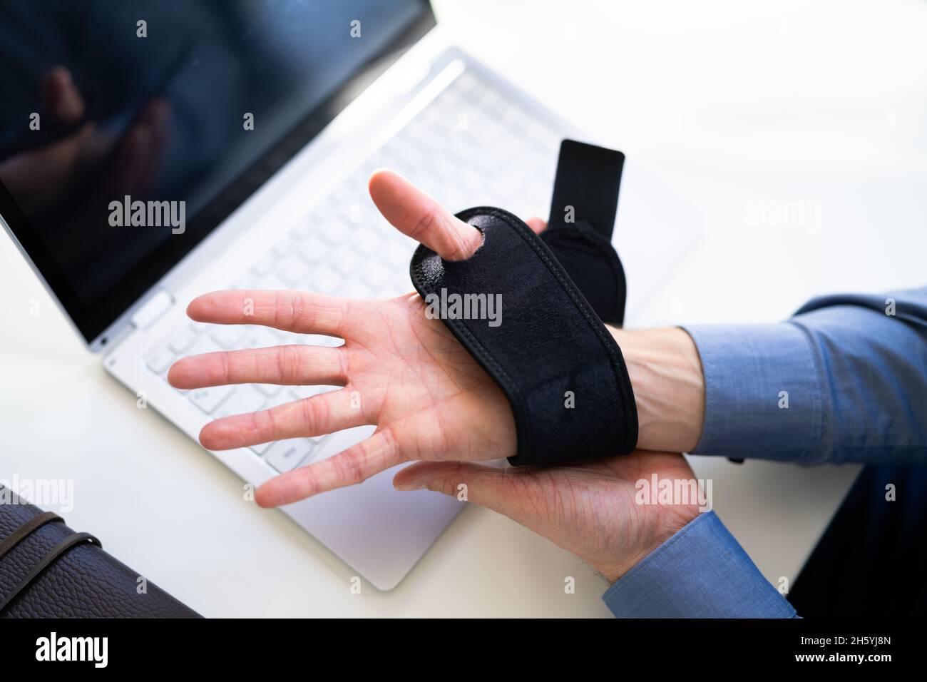 Bandage et bracelet anti-douleur.Douleur à Wok Banque D'Images