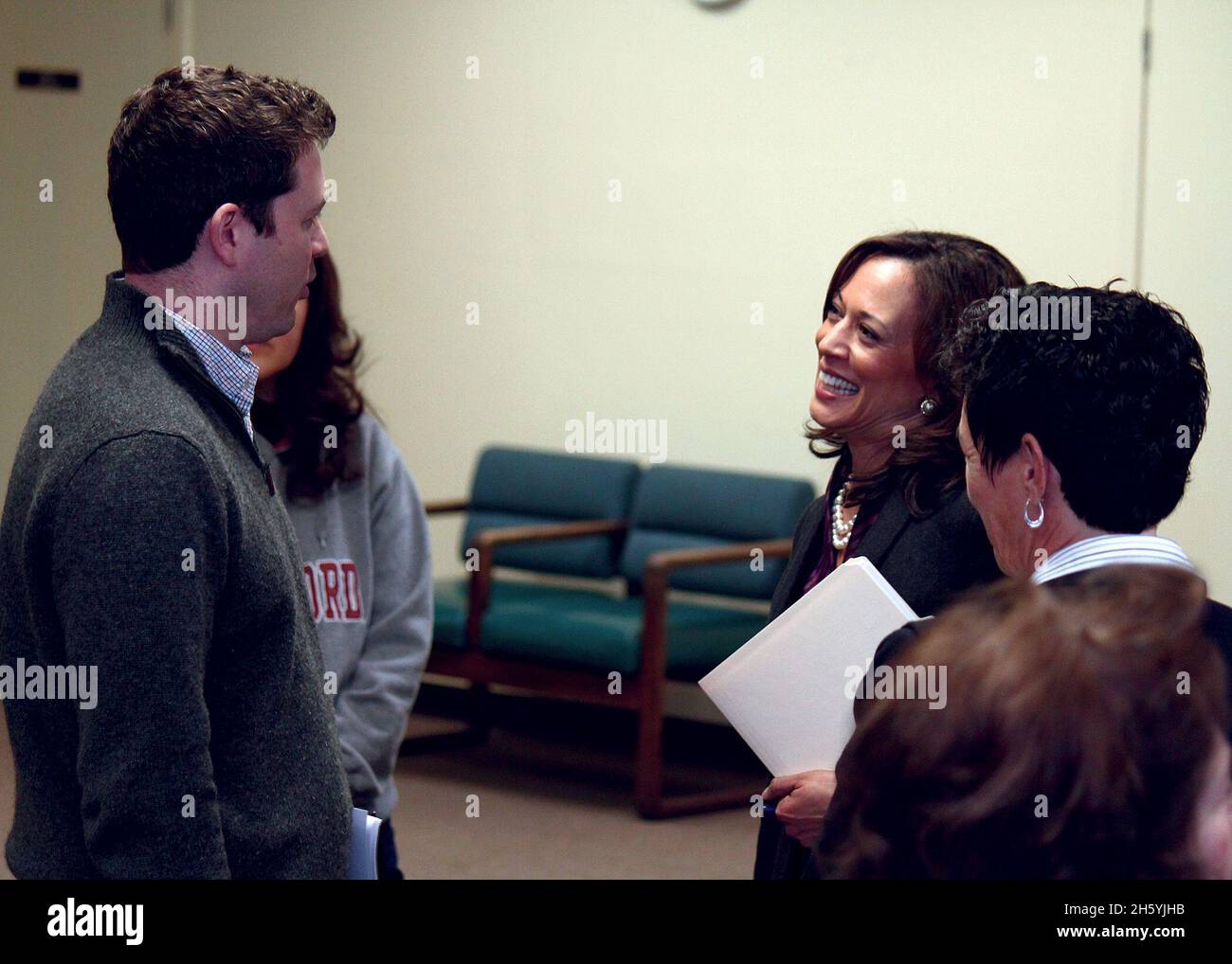 Les propriétaires ont assisté à une table ronde pour discuter de la crise de la fraude hypothécaire et partager leurs histoires avec le procureur général Harris. CA.19 janvier 2012 Banque D'Images