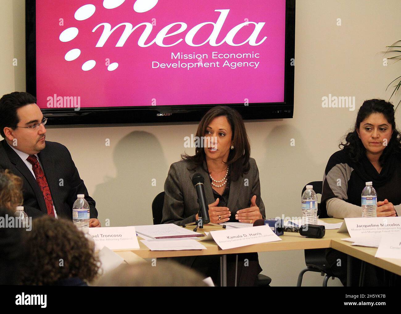 Le procureur général Kamala Harris rencontre les propriétaires de San Francisco devant être saisies à l'Agence de développement économique de la Mission. CA.21 novembre 2011 Banque D'Images