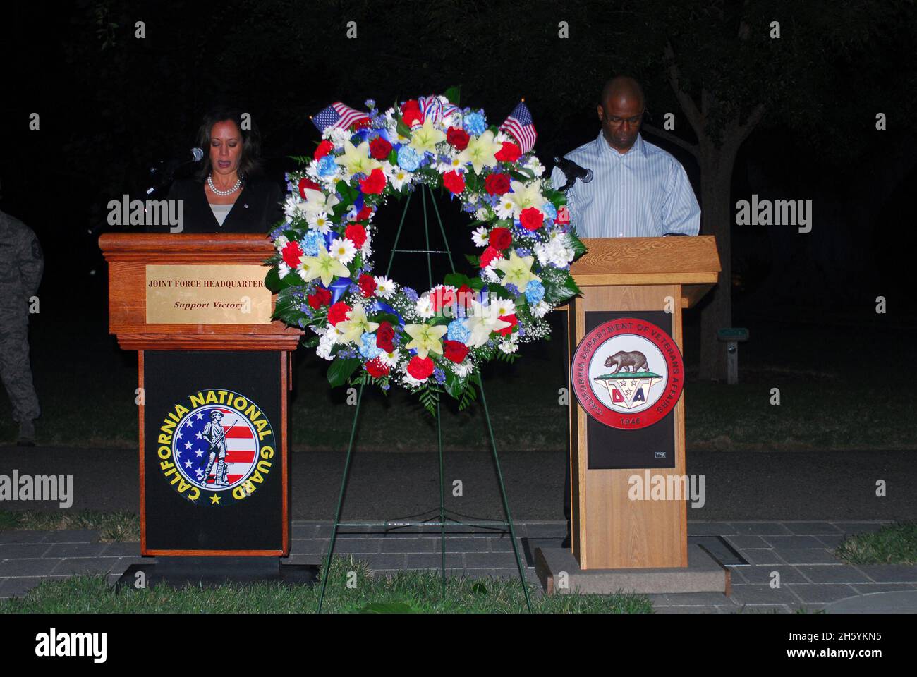 Kamala Harris, le procureur général de la Californie, lit les noms des personnes décédées le 11 septembre 2001 lors de la cérémonie commémorative du 10e anniversaire de 9/11 au California Veterans Memorial à Capitol Park, Sacramento Banque D'Images
